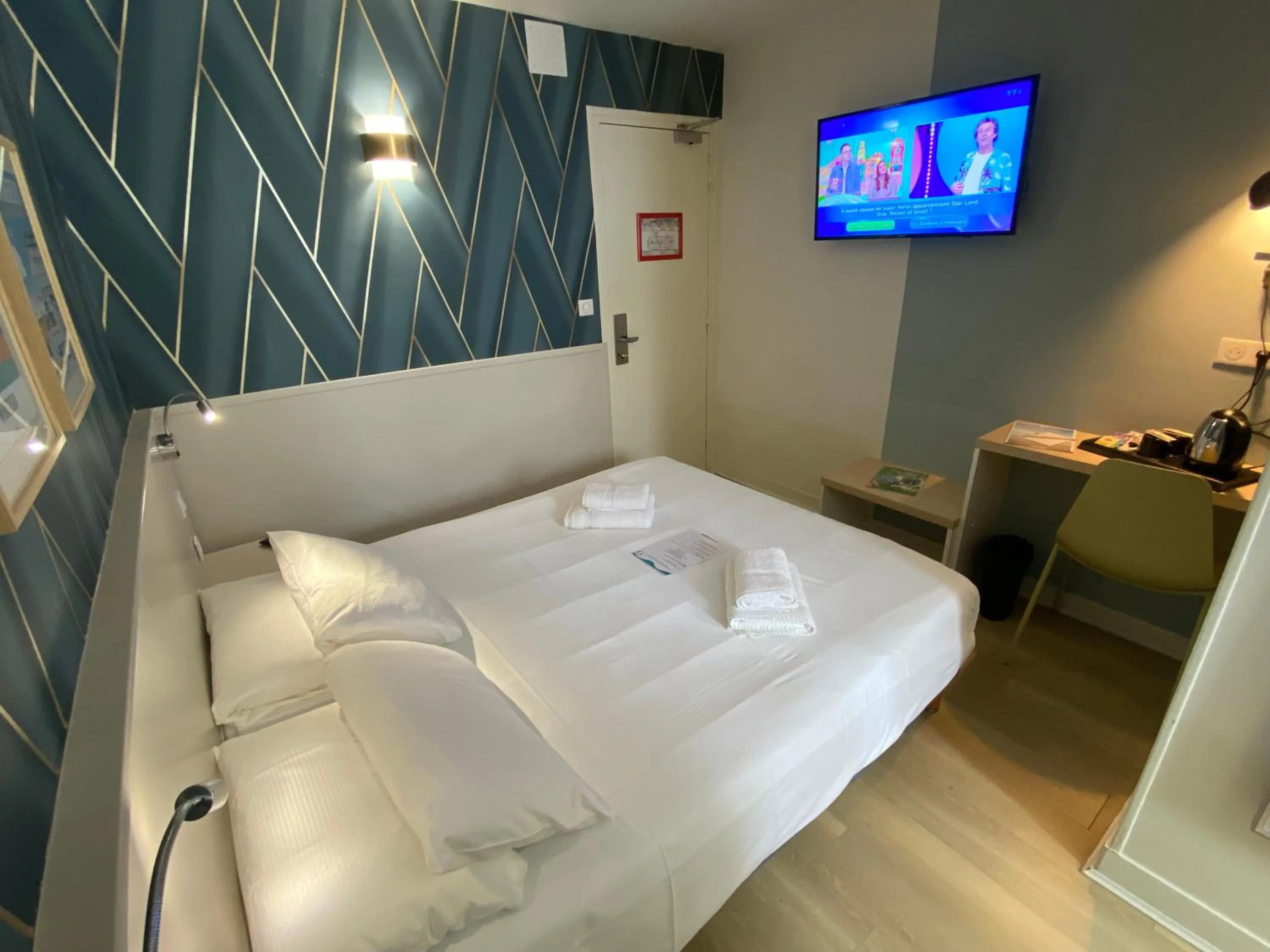 Bedroom, Bed in Hôtel De Wimereux