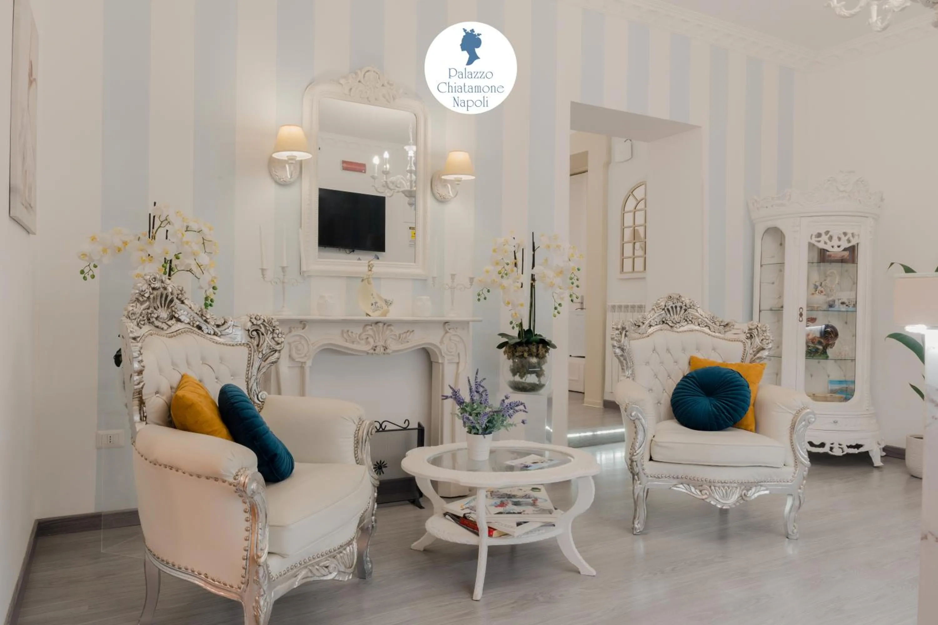 Communal lounge/ TV room in Palazzo Chiatamone