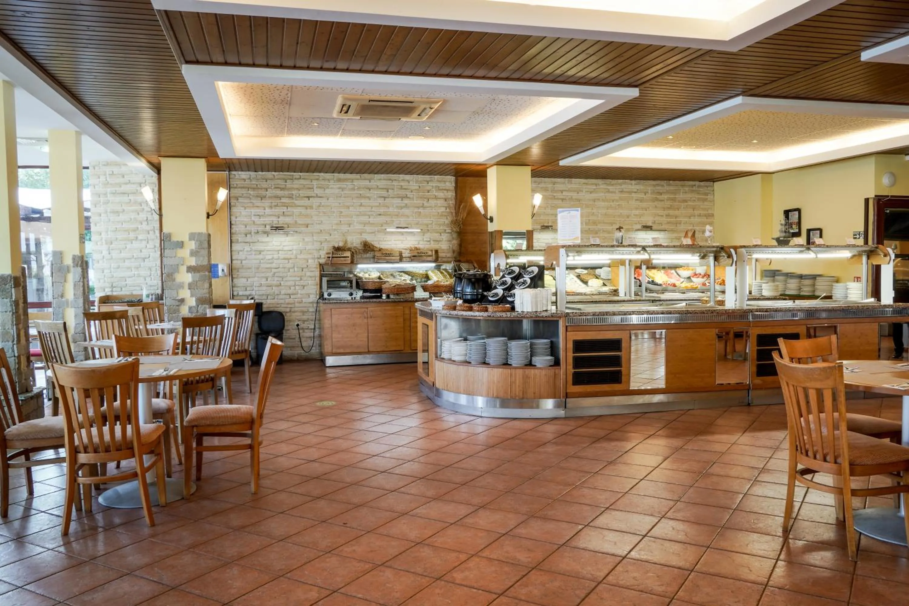 Restaurant/places to eat in Hotel Malibu