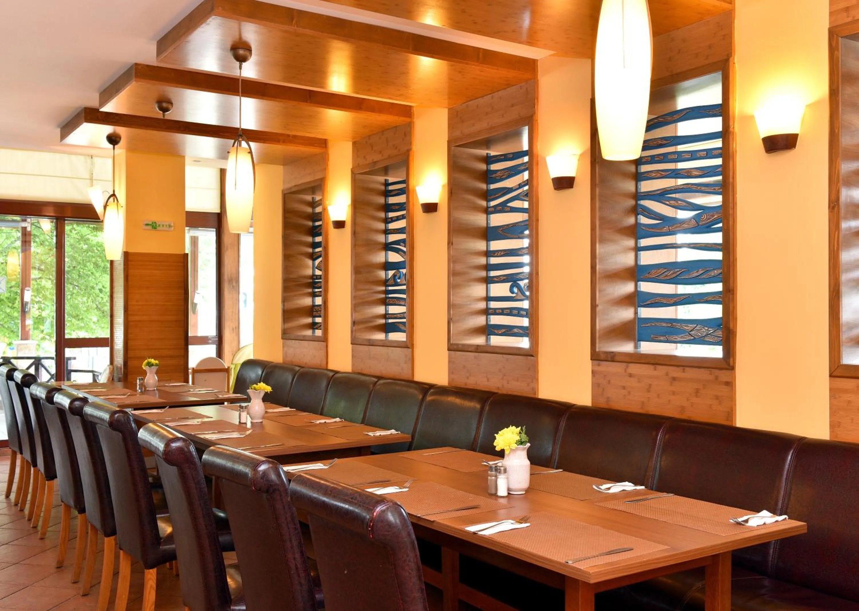 Restaurant/places to eat in Hotel Malibu