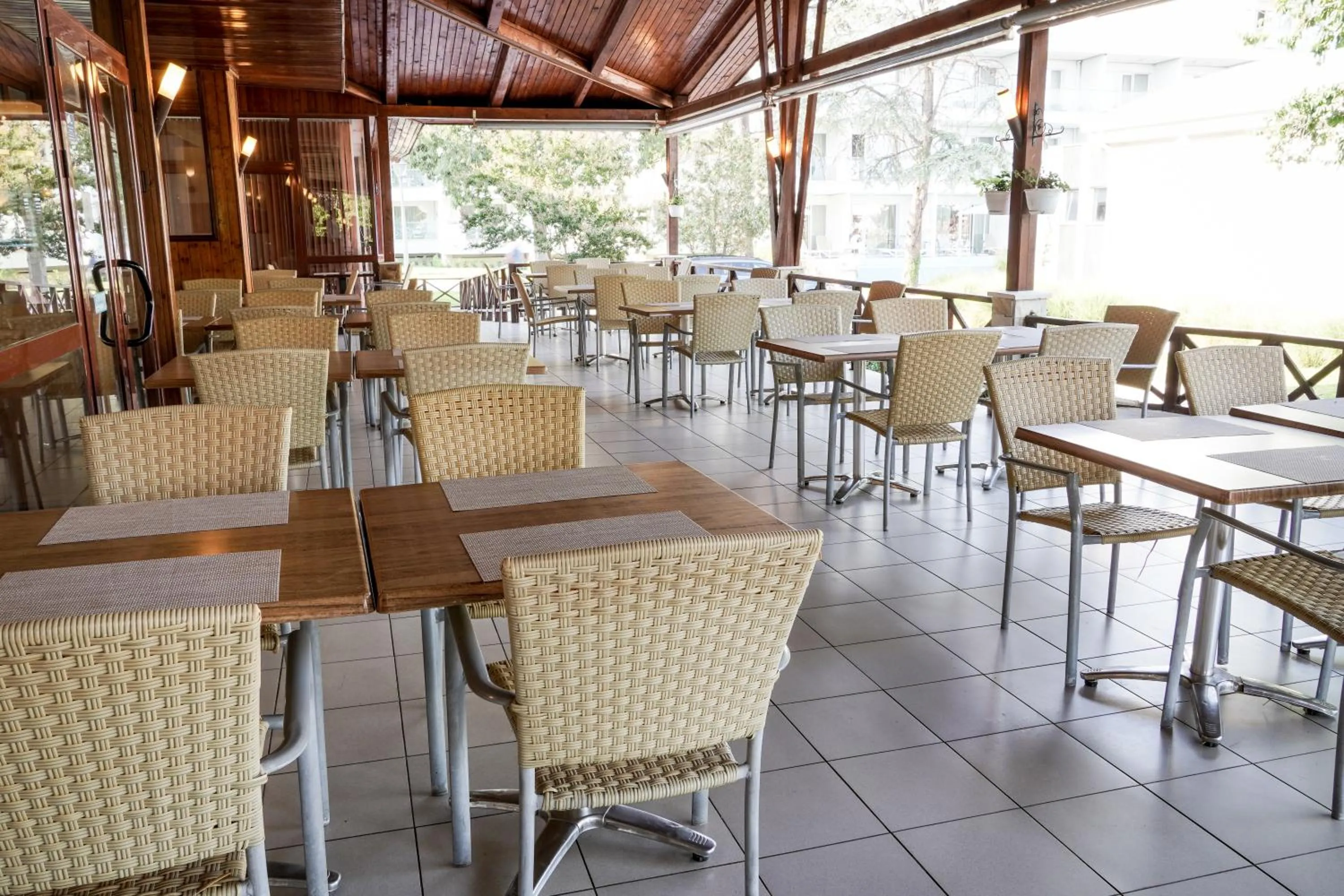 Restaurant/places to eat in Hotel Malibu