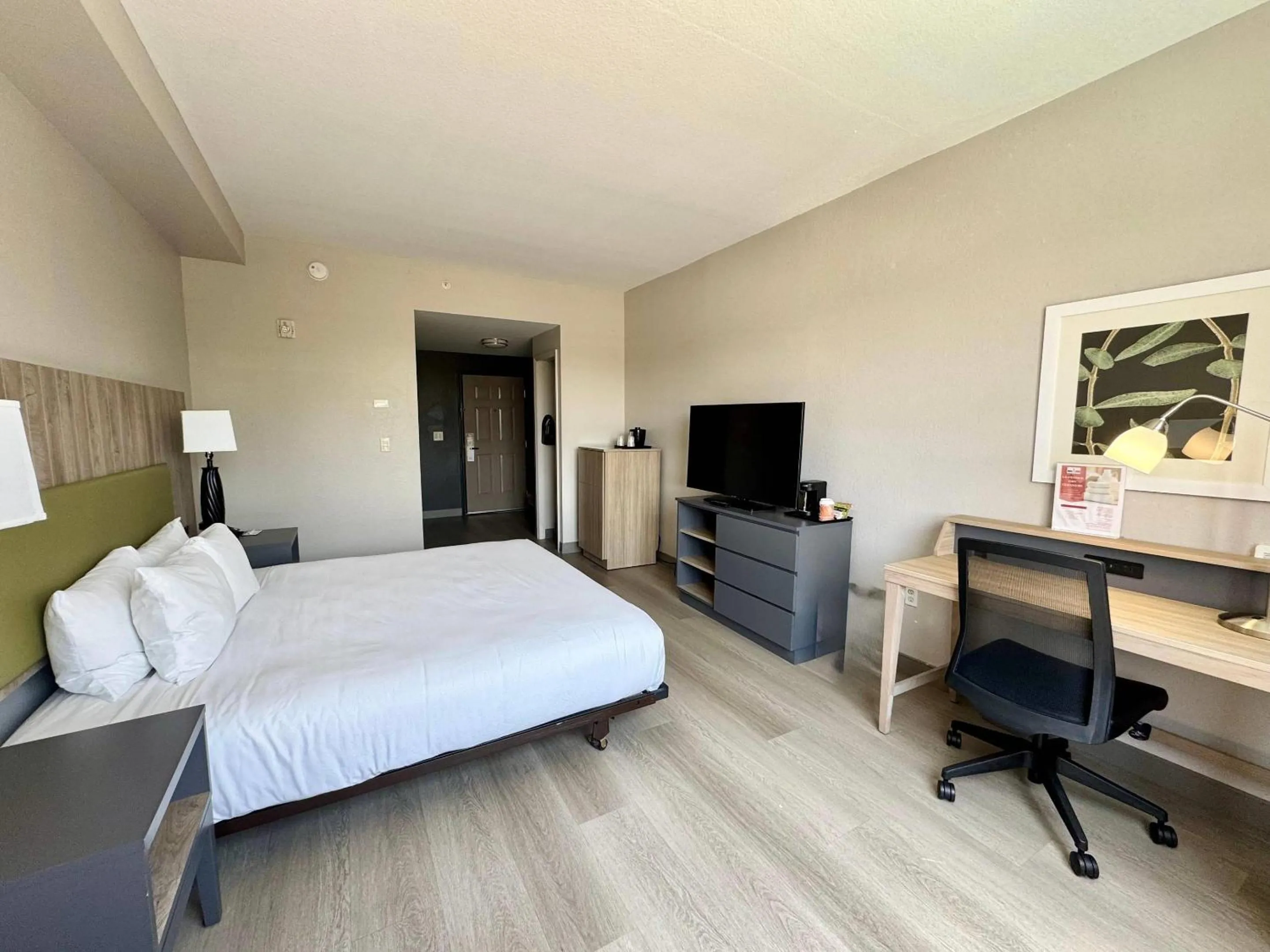 Bedroom, Bed in Country Inn & Suites by Radisson, Port Charlotte, FL