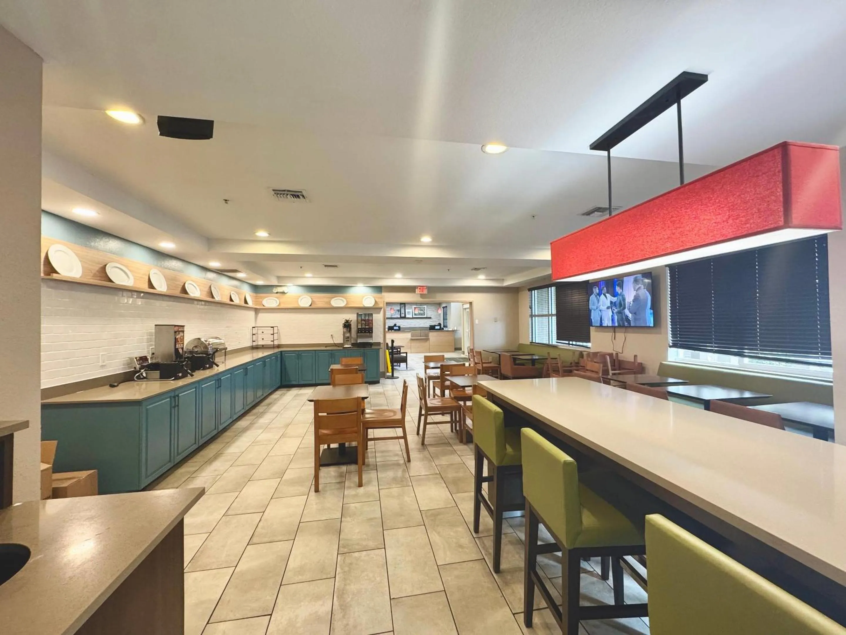 Breakfast in Country Inn & Suites by Radisson, Port Charlotte, FL