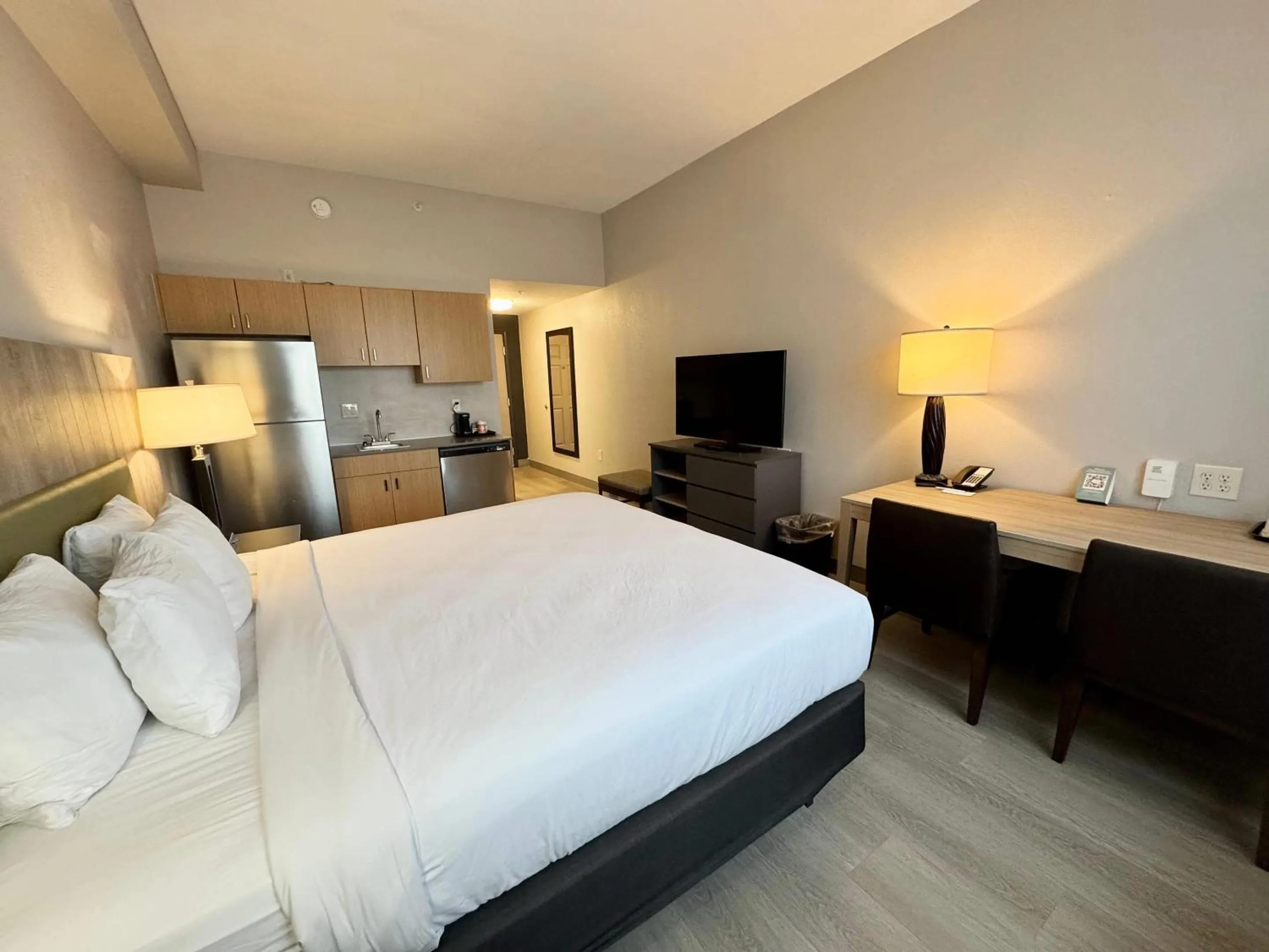 Bedroom, Bed in Country Inn & Suites by Radisson, Port Charlotte, FL