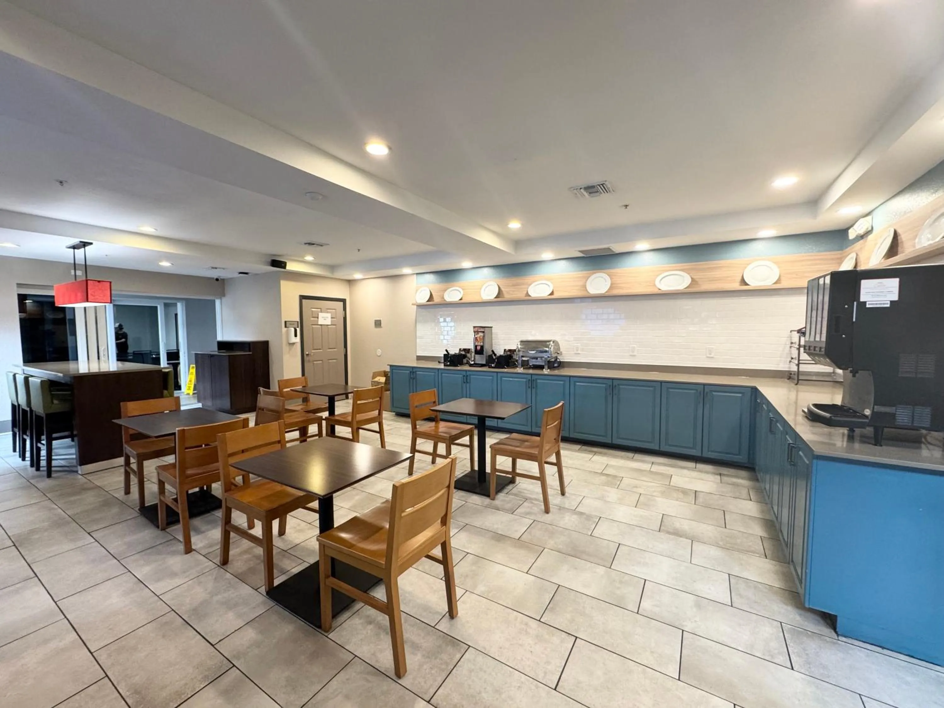 Breakfast in Country Inn & Suites by Radisson, Port Charlotte, FL