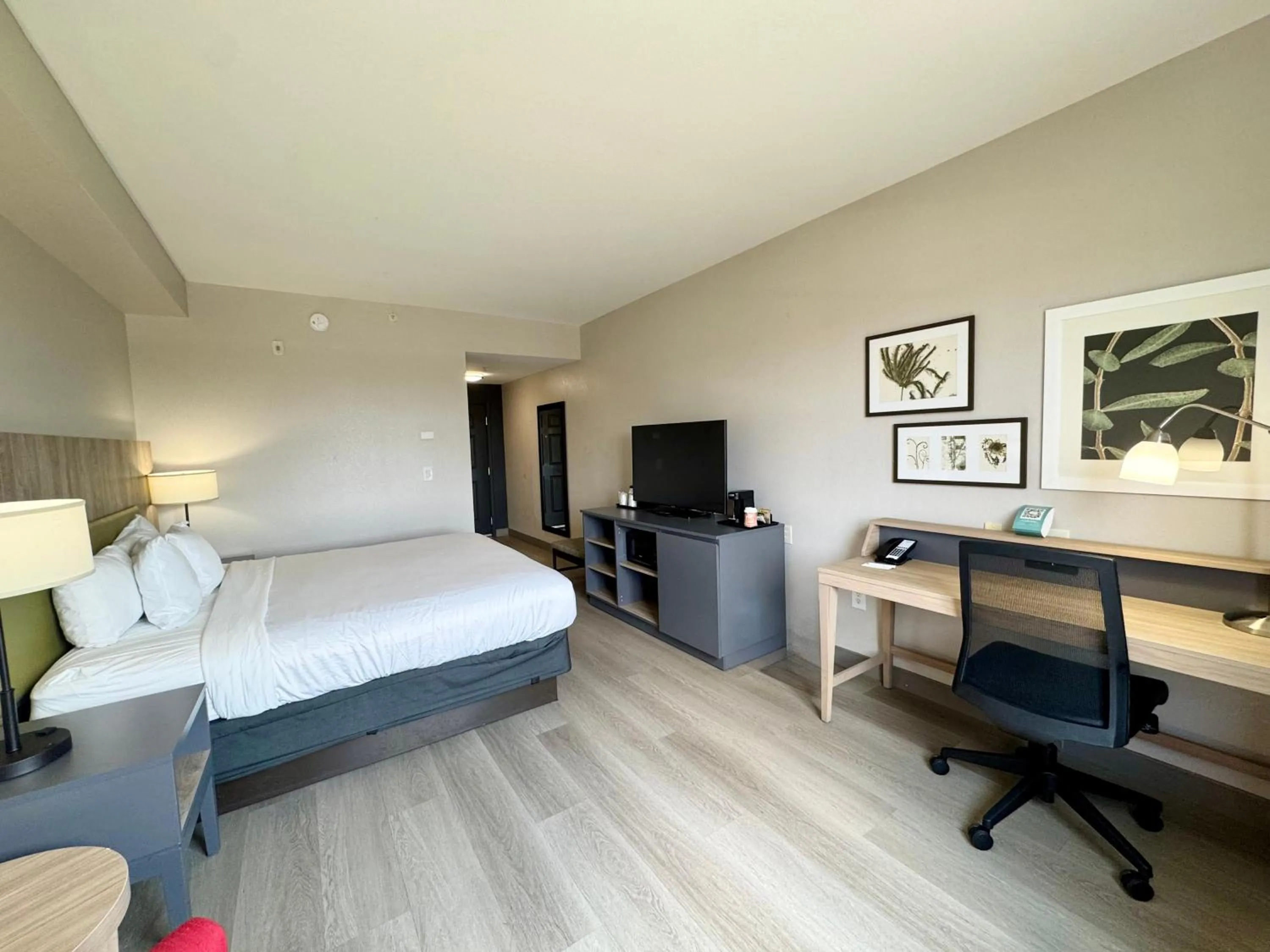 Bed in Country Inn & Suites by Radisson, Port Charlotte, FL