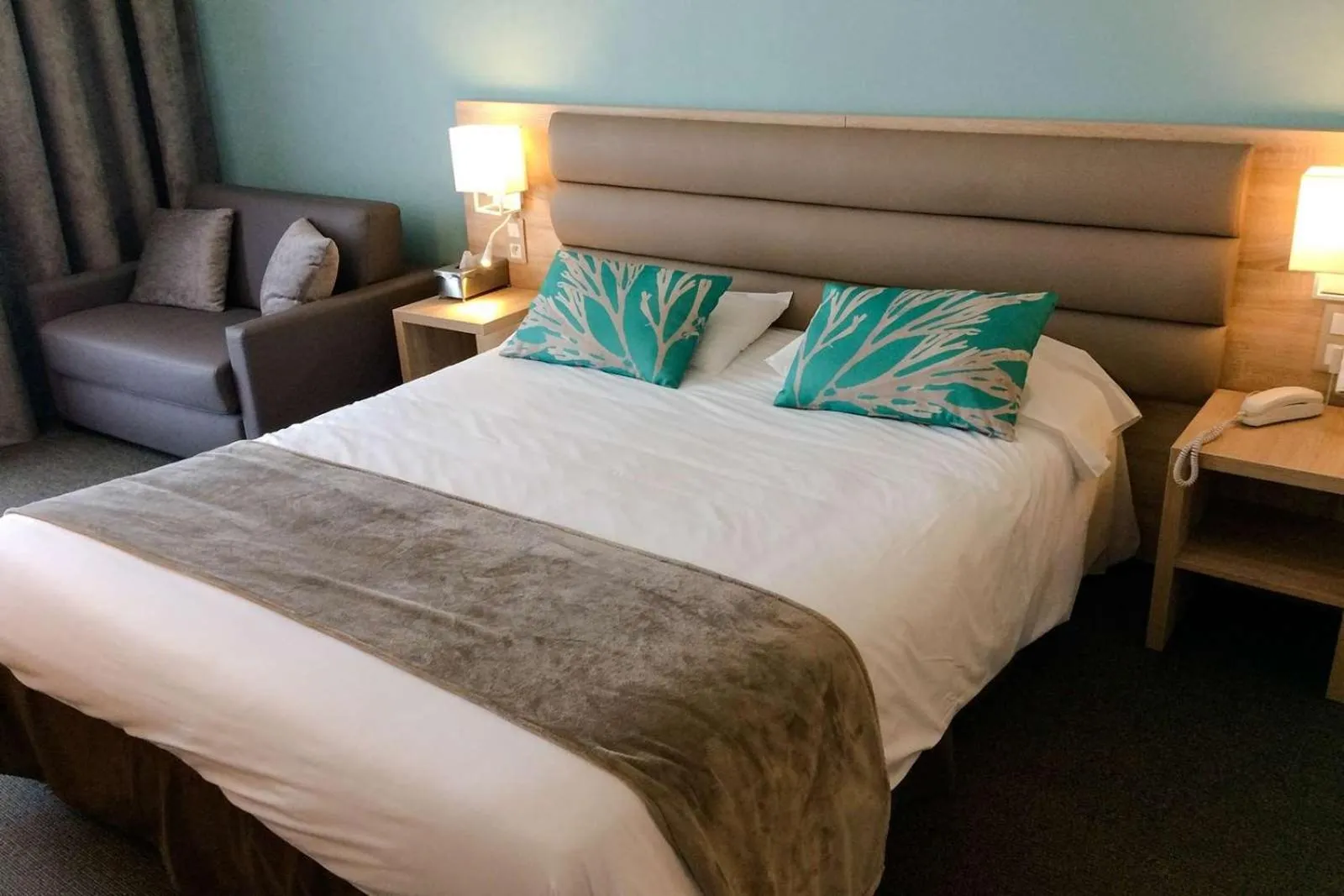 Bedroom, Bed in Brit Hôtel De L'océan