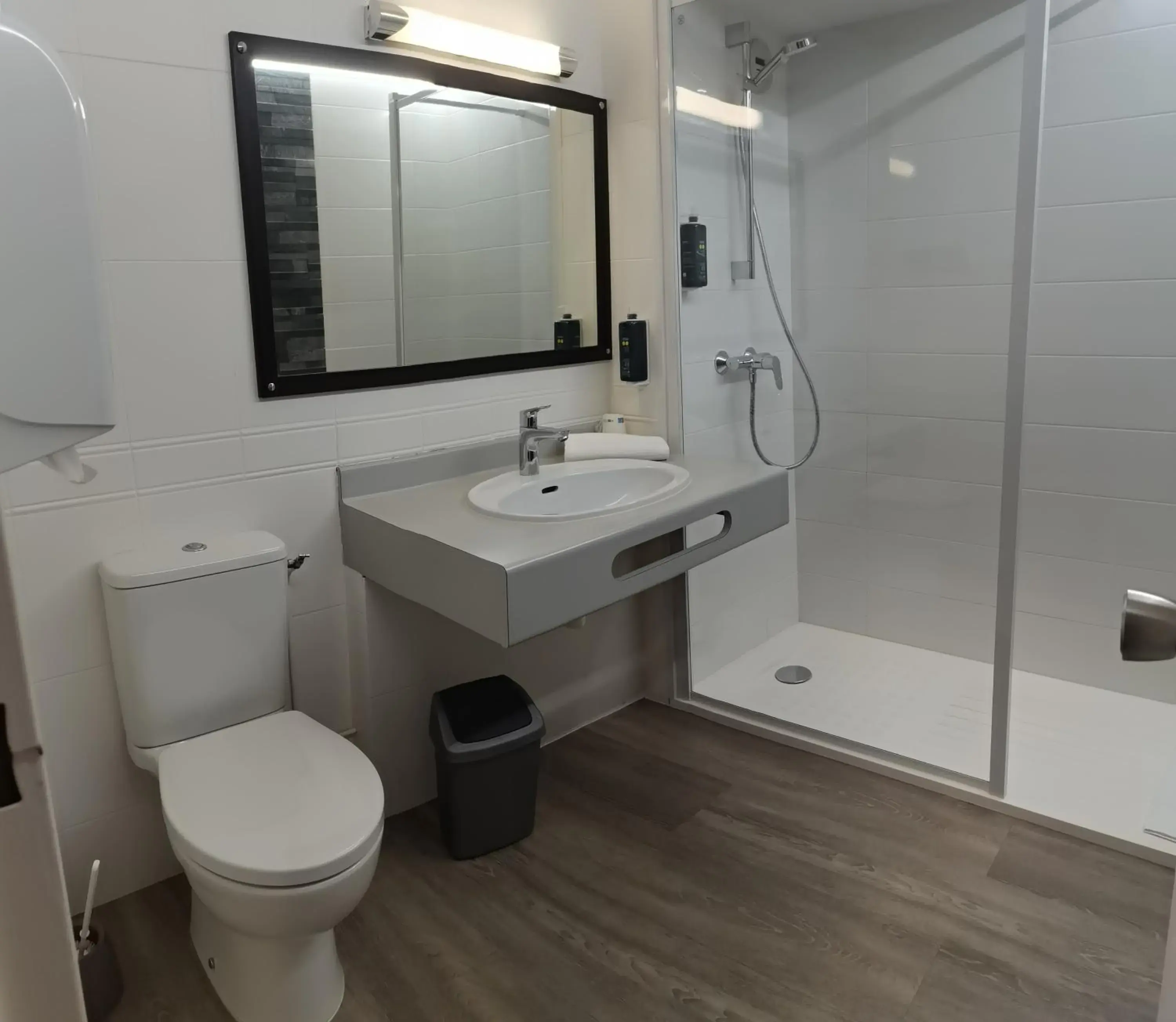 Twin Room with City View in Brit Hôtel De L'océan Twin Room with City View in Brit Hôtel De L'océan