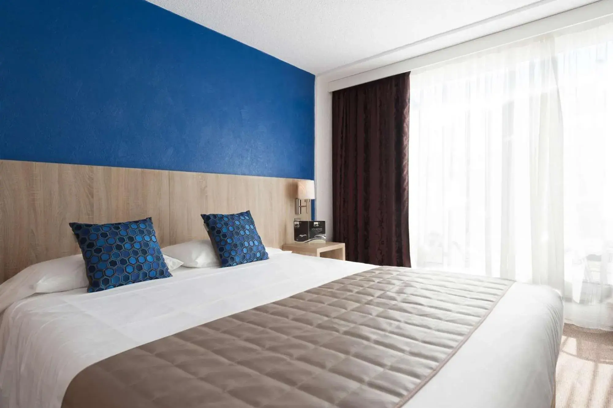 Triple Room with Sea View in Brit Hôtel De L'océan Triple Room with Sea View in Brit Hôtel De L'océan