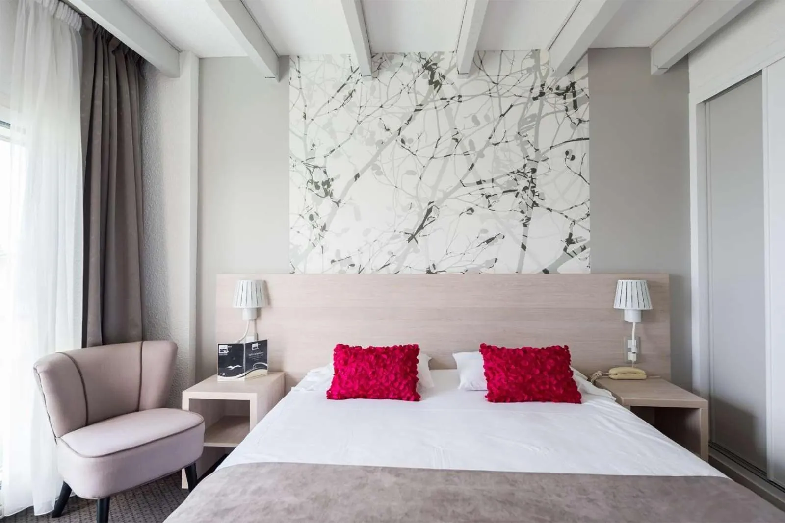 Bedroom, Bed in Brit Hôtel De L'océan