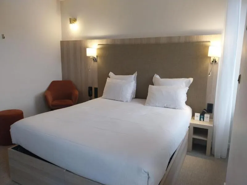 Bed in Logis Hôtel Saint Guirec Et De La Plage