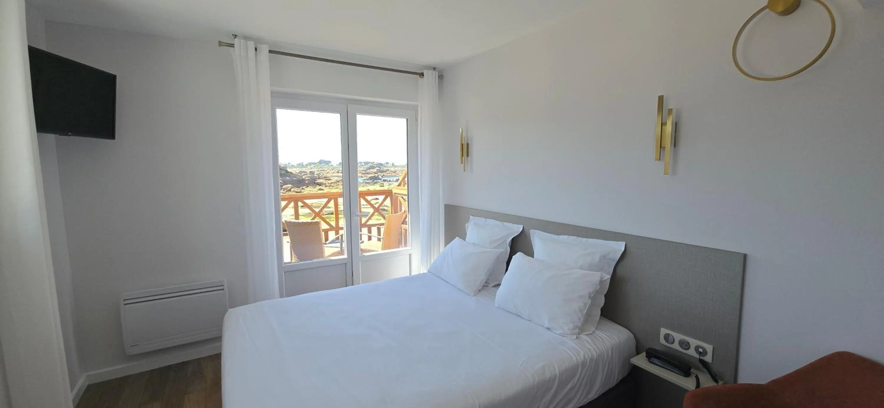 Bed in Logis Hôtel Saint Guirec Et De La Plage