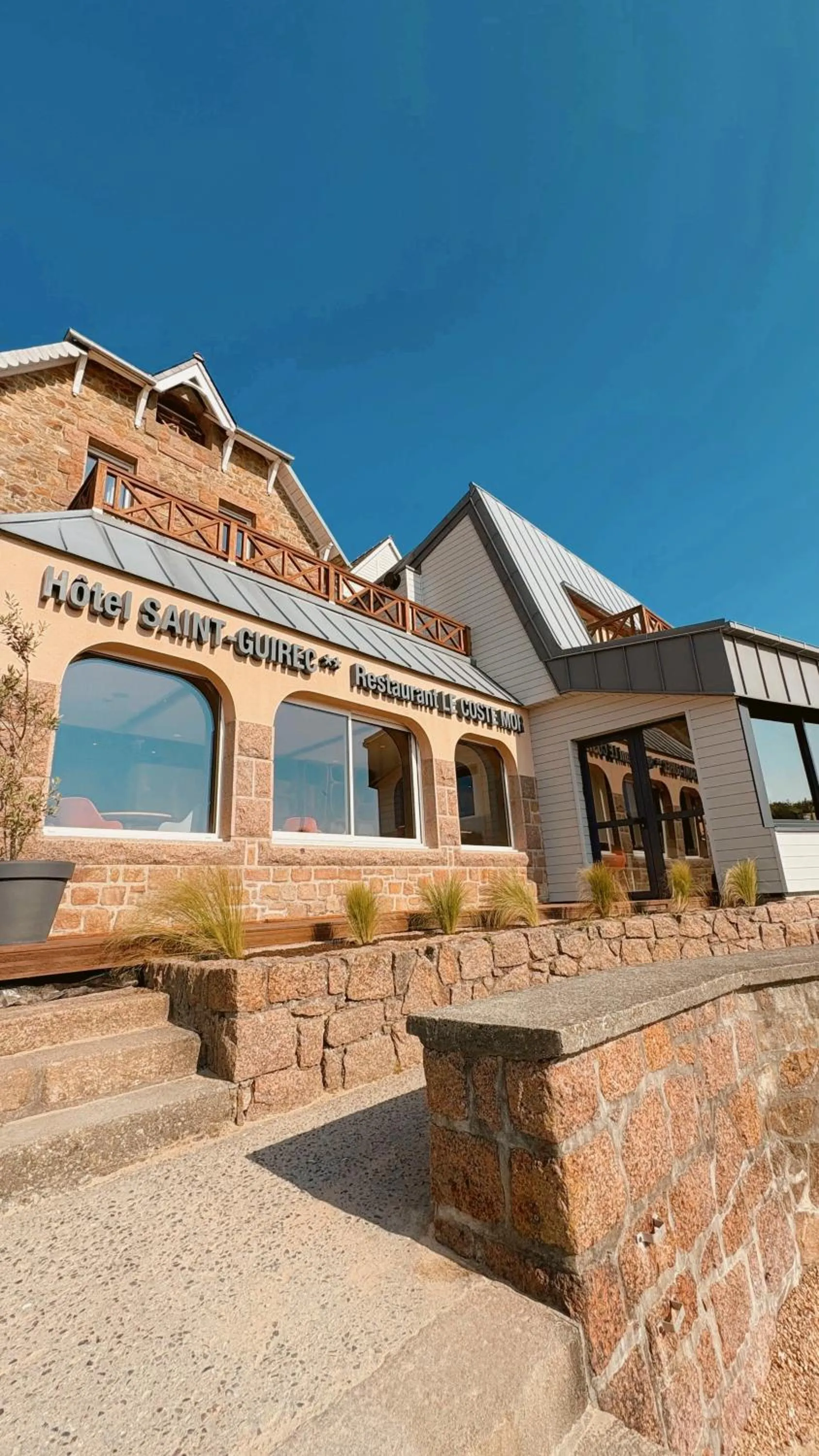 Property building in Logis Hôtel Saint Guirec Et De La Plage