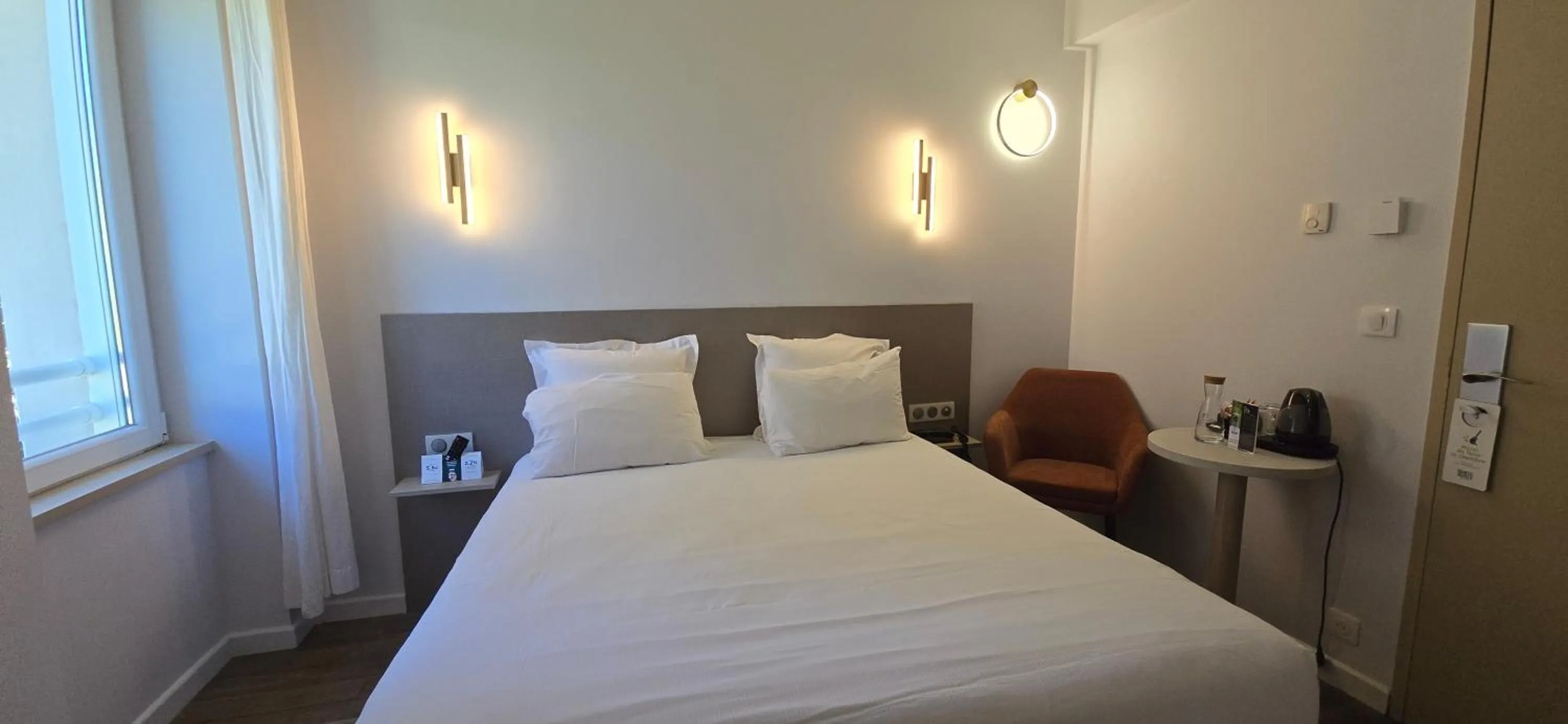 Bed in Logis Hôtel Saint Guirec Et De La Plage