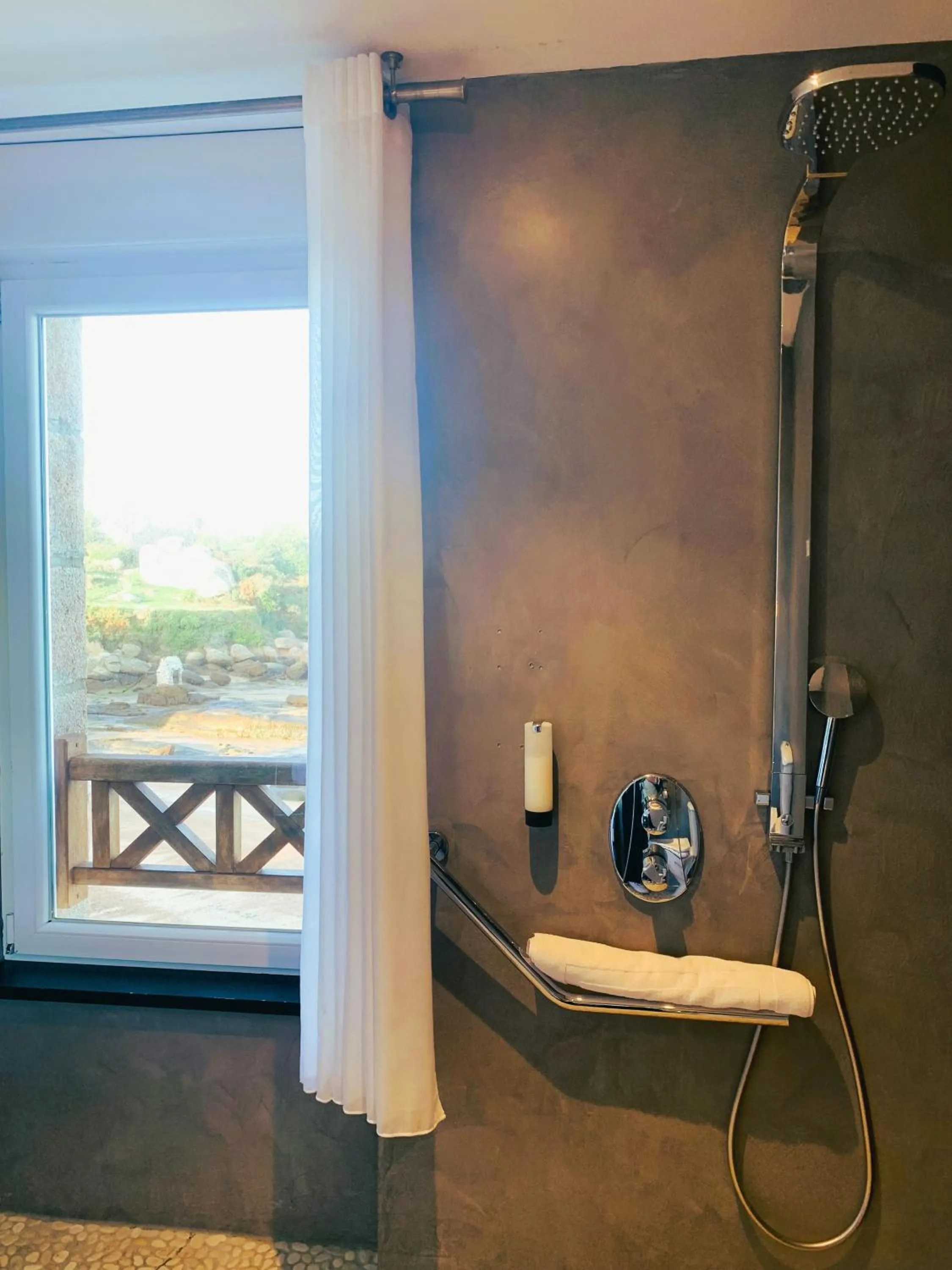 Shower in Logis Hôtel Saint Guirec Et De La Plage