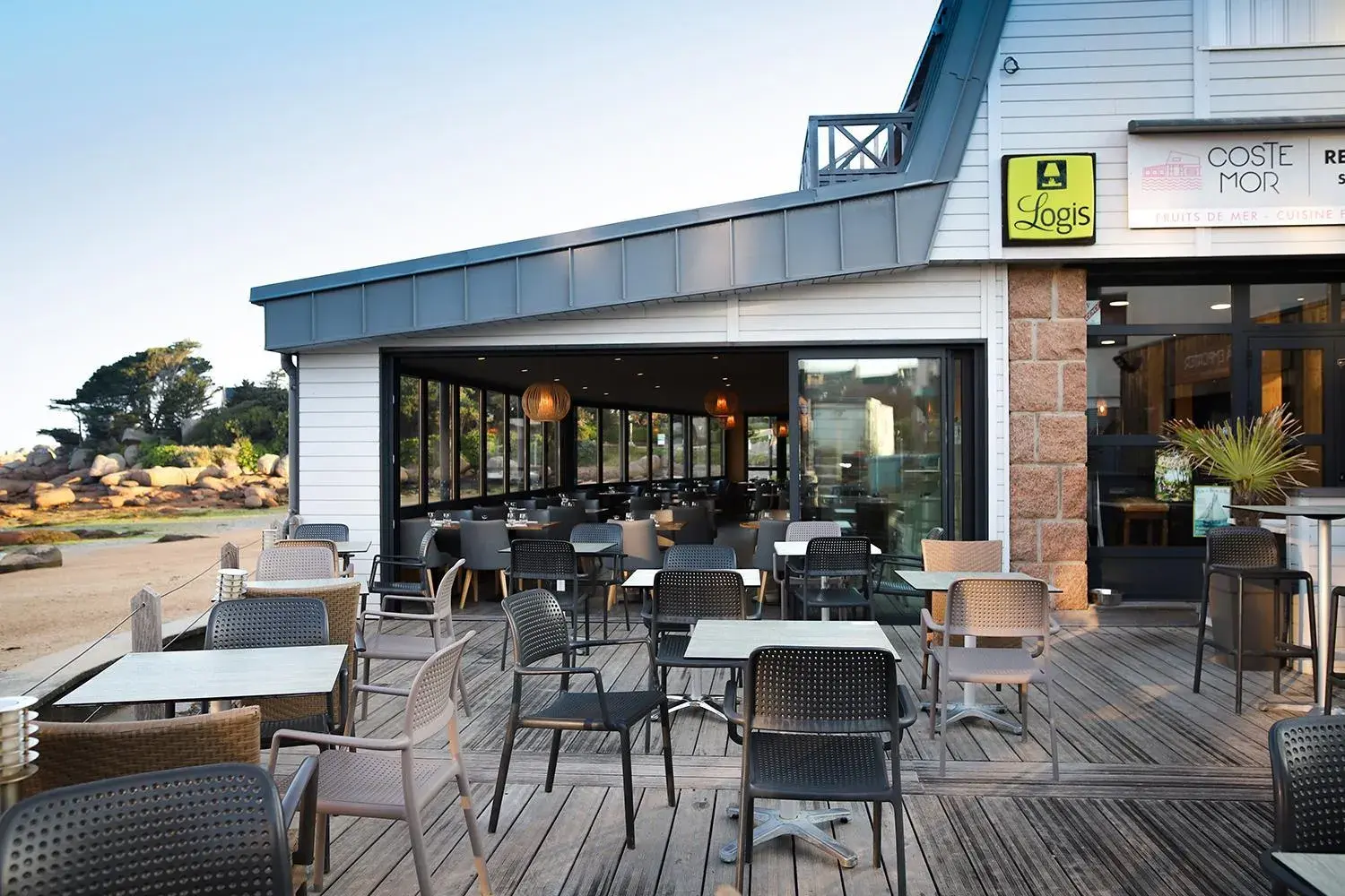 Restaurant/places to eat in Logis Hôtel Saint Guirec Et De La Plage Restaurant/places to eat in Logis Hôtel Saint Guirec Et De La Plage