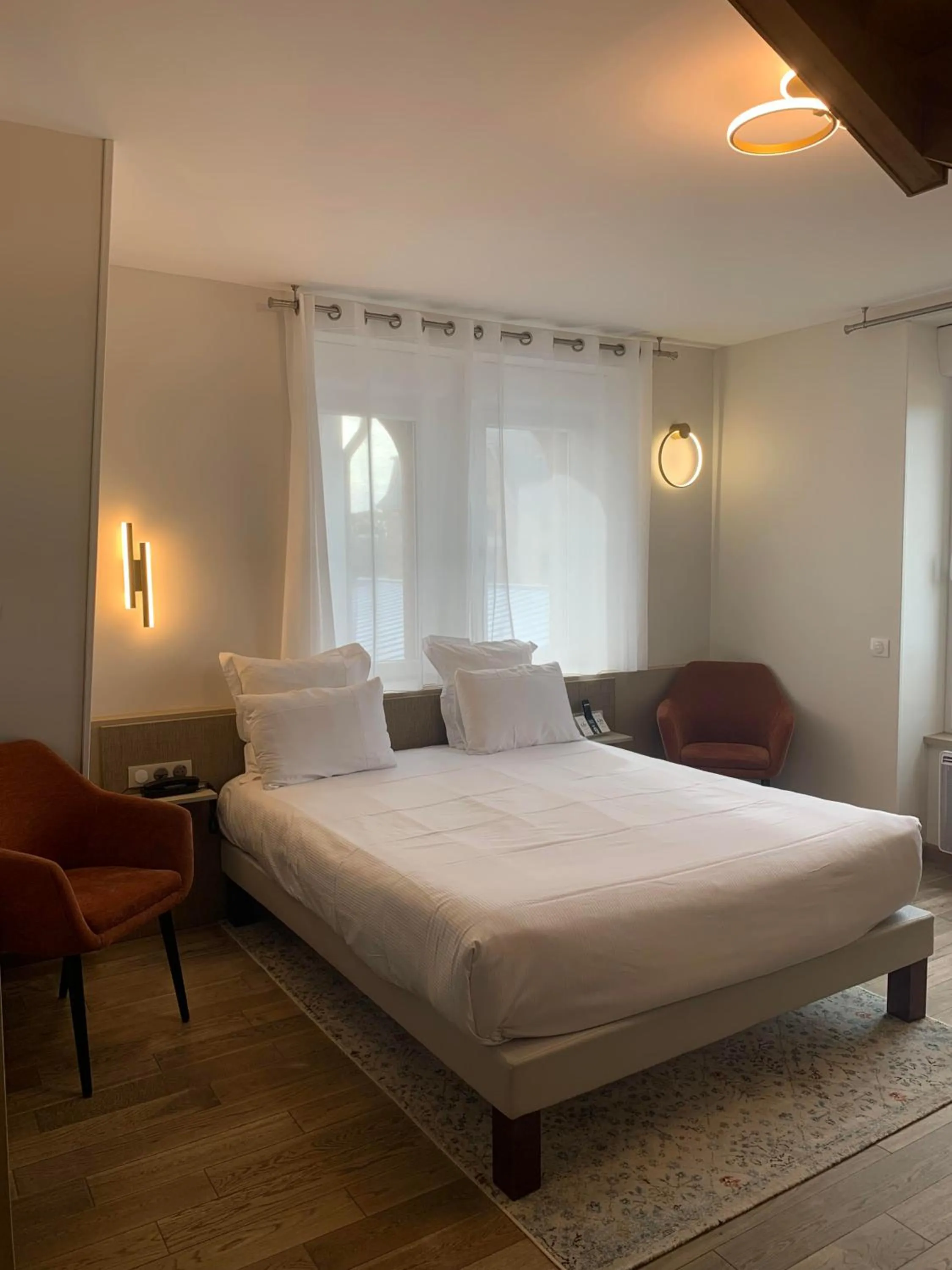 Bed in Logis Hôtel Saint Guirec Et De La Plage