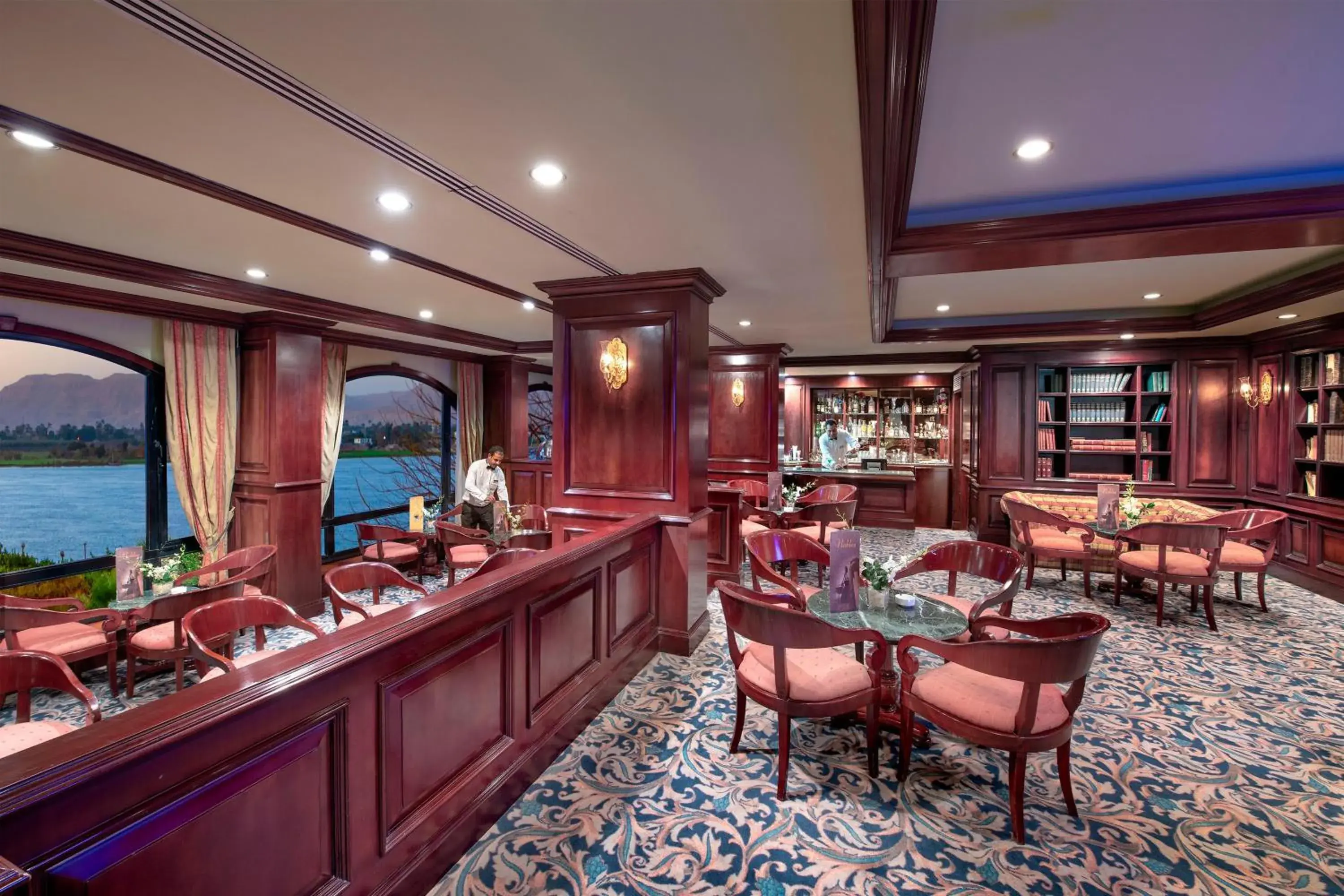 Lounge or bar in Sonesta St. George Hotel - Convention Center Lounge or bar in Sonesta St. George Hotel - Convention Center