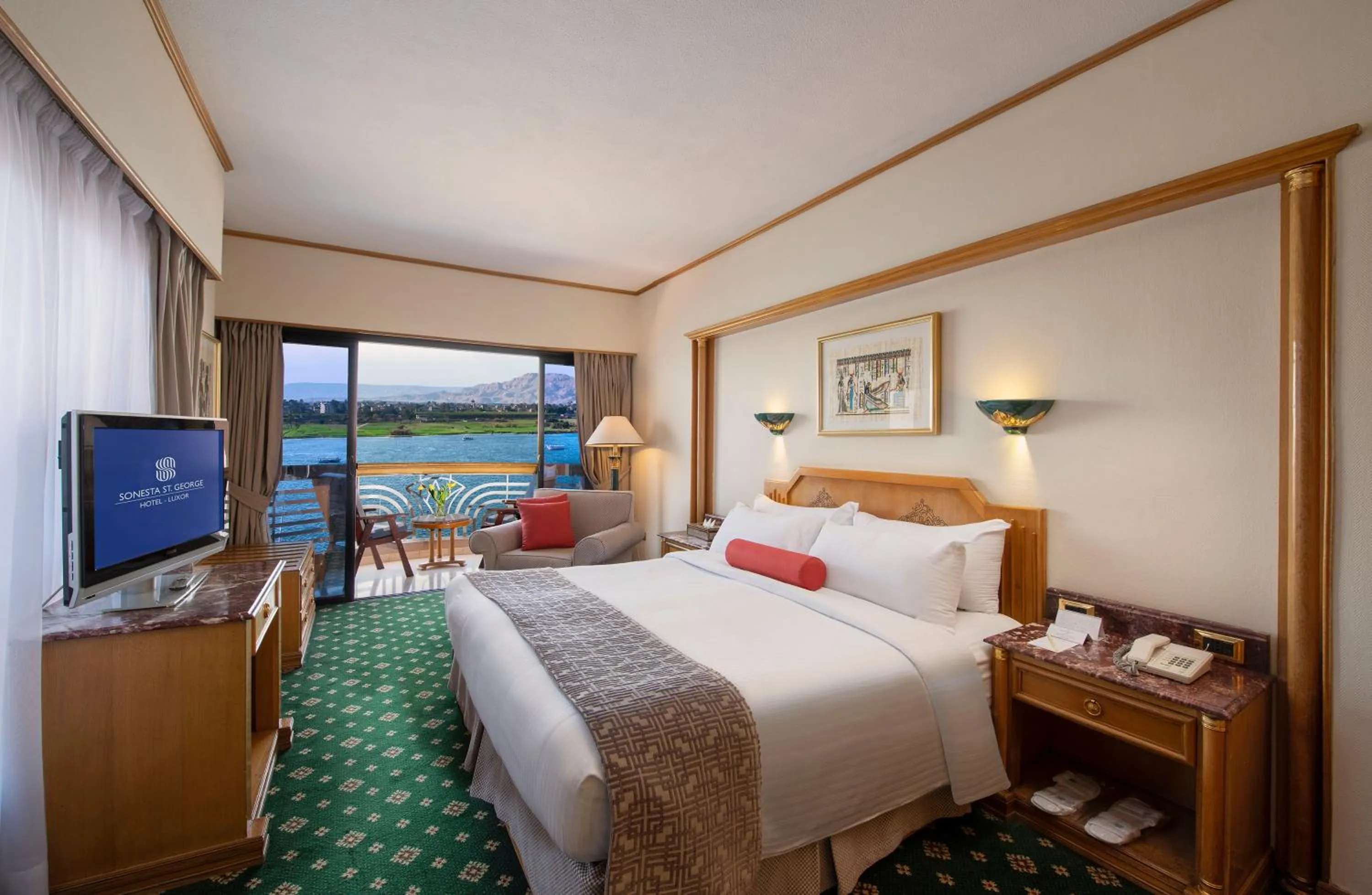 Bed in Sonesta St. George Hotel - Convention Center