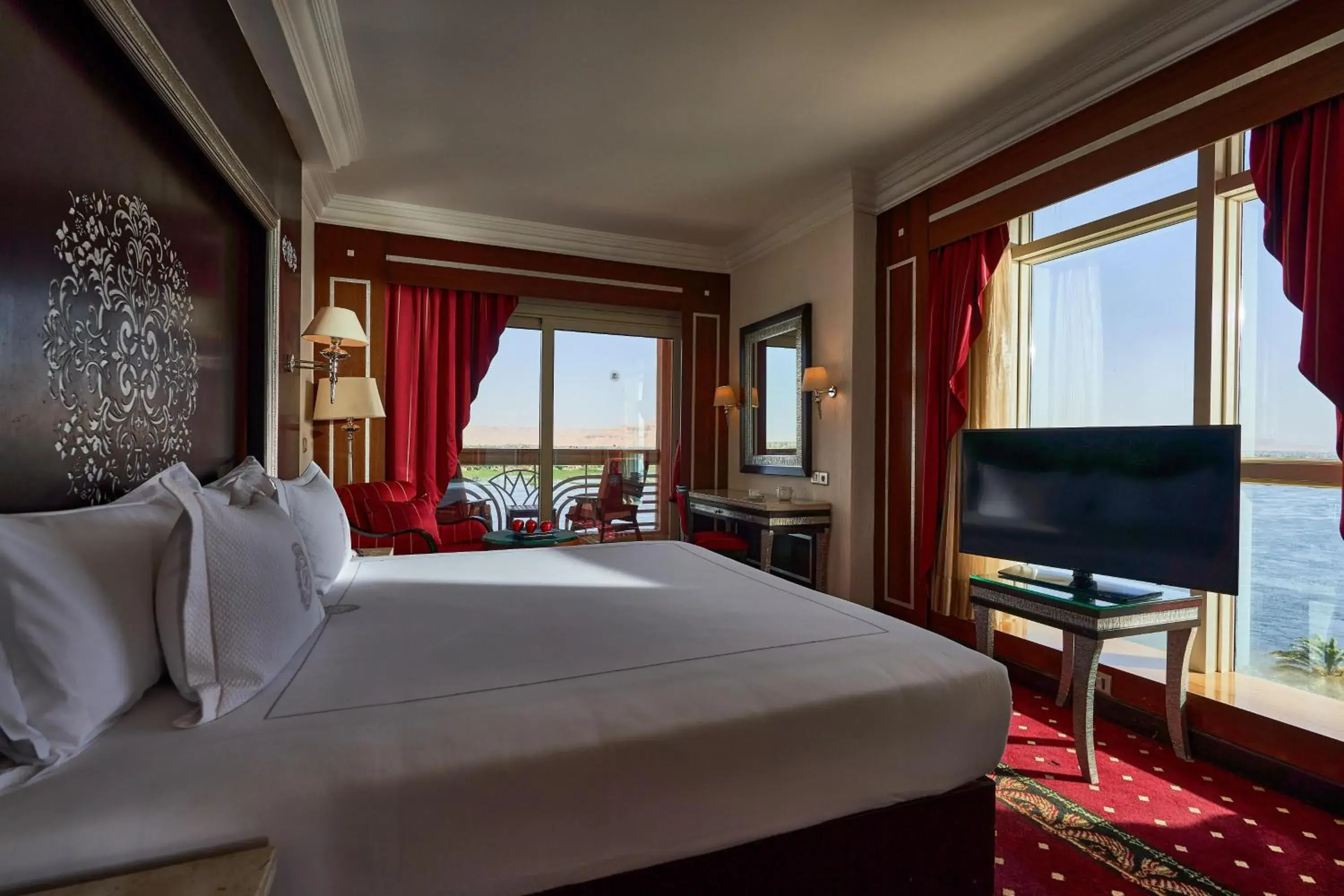 Photo of the whole room, Bed in Sonesta St. George Hotel - Convention Center Photo of the whole room, Bed in Sonesta St. George Hotel - Convention Center