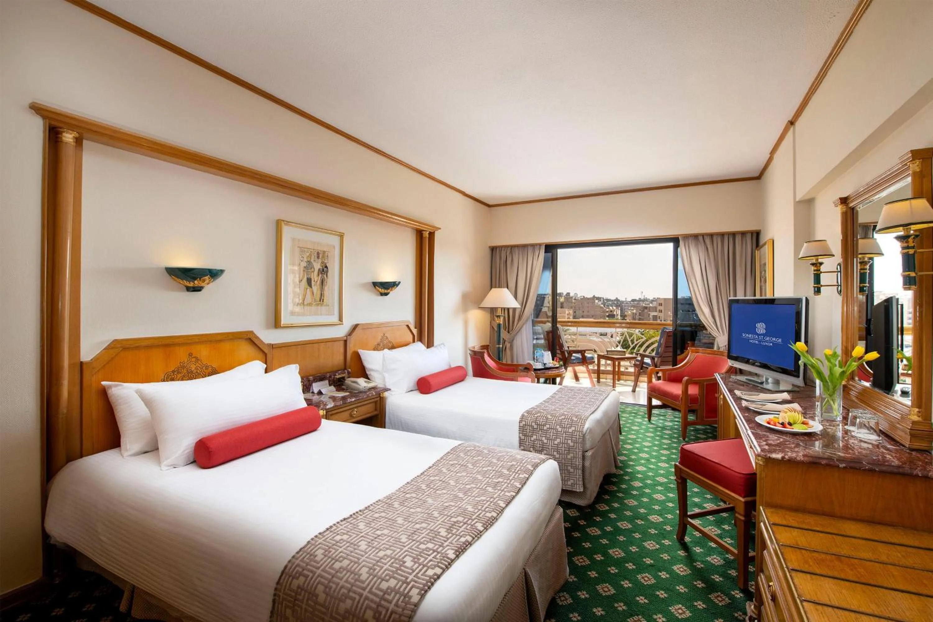 Photo of the whole room, Bed in Sonesta St. George Hotel - Convention Center