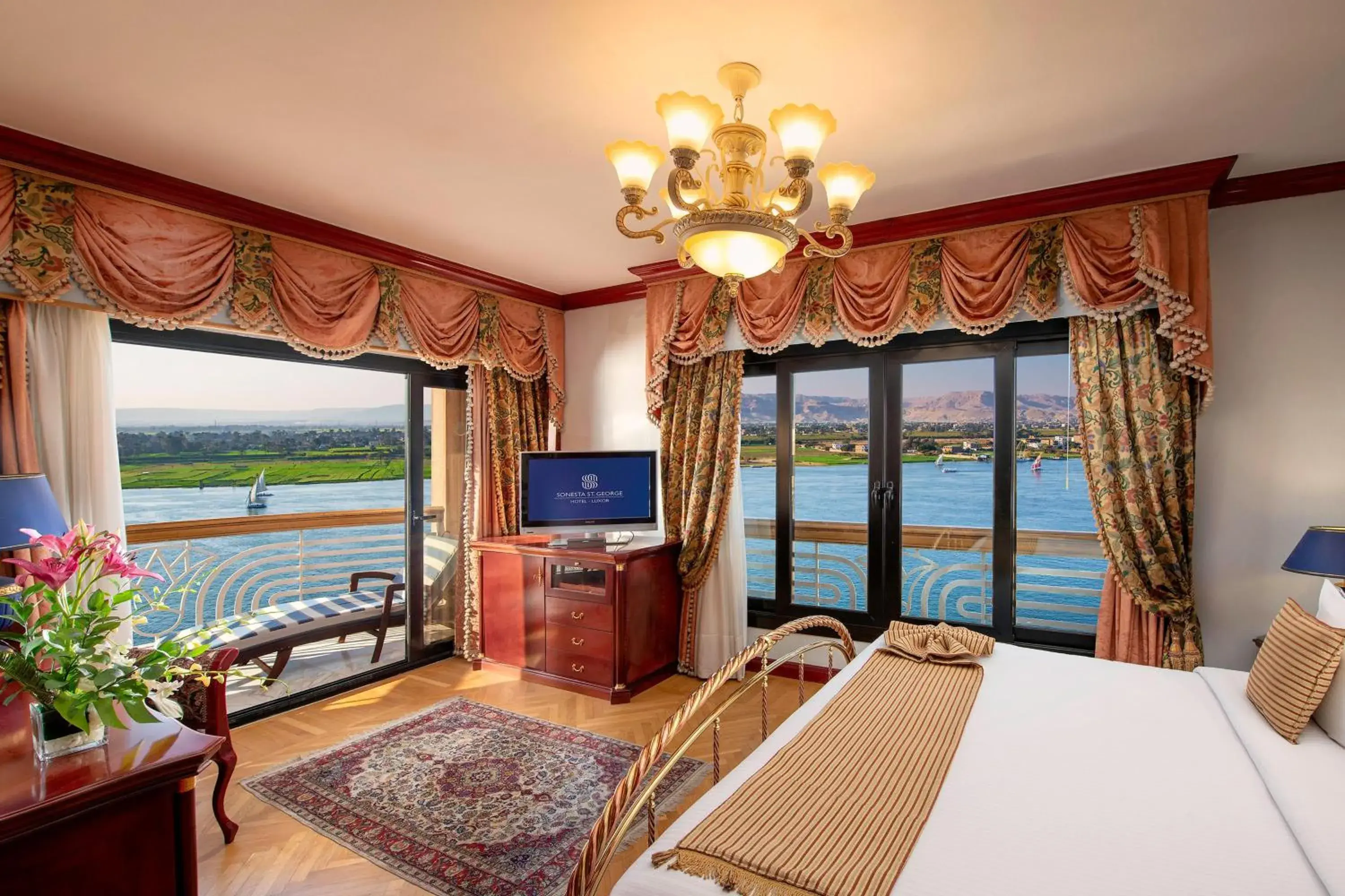 Photo of the whole room, Bed in Sonesta St. George Hotel - Convention Center Photo of the whole room, Bed in Sonesta St. George Hotel - Convention Center