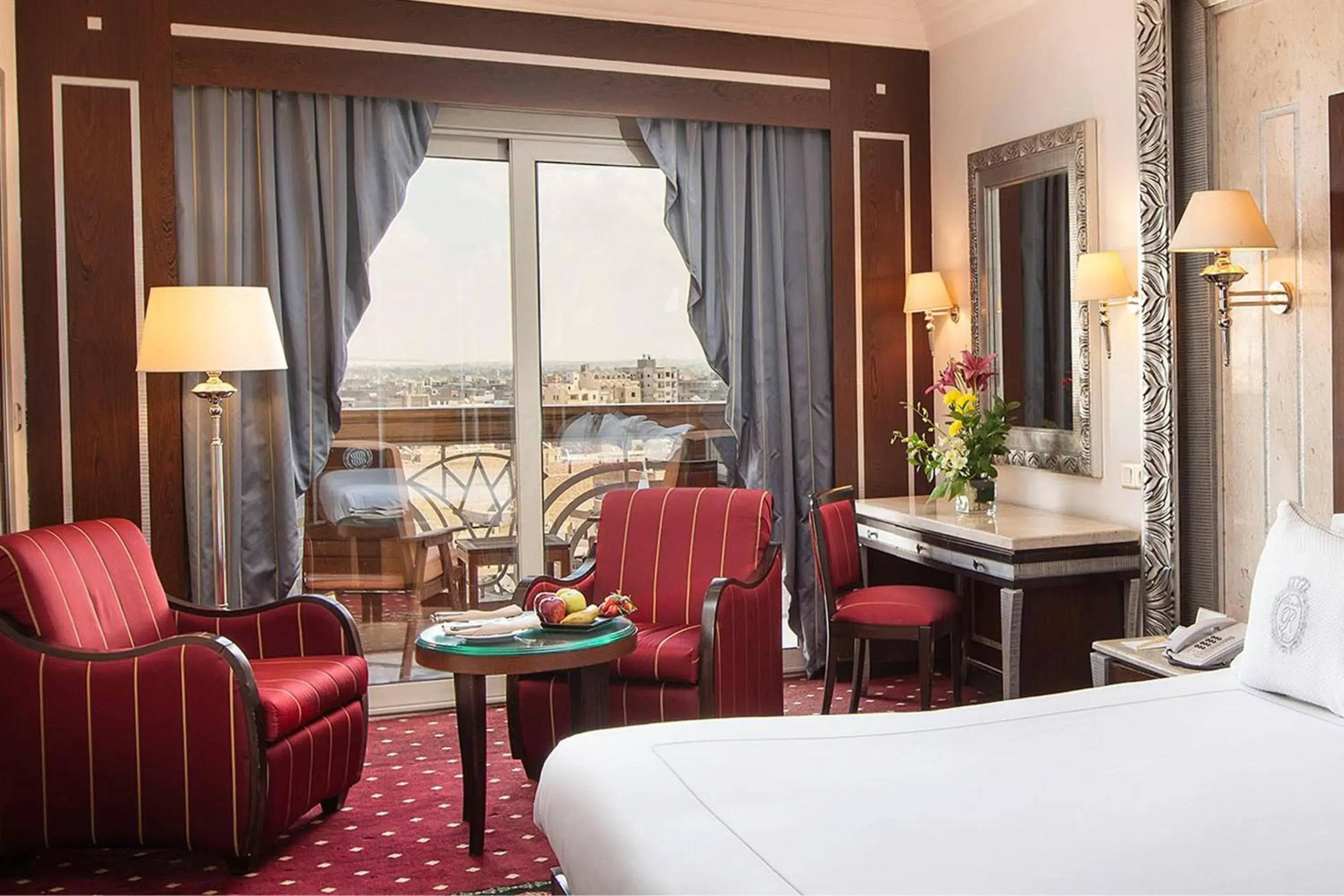 Photo of the whole room, Bed in Sonesta St. George Hotel - Convention Center Photo of the whole room, Bed in Sonesta St. George Hotel - Convention Center