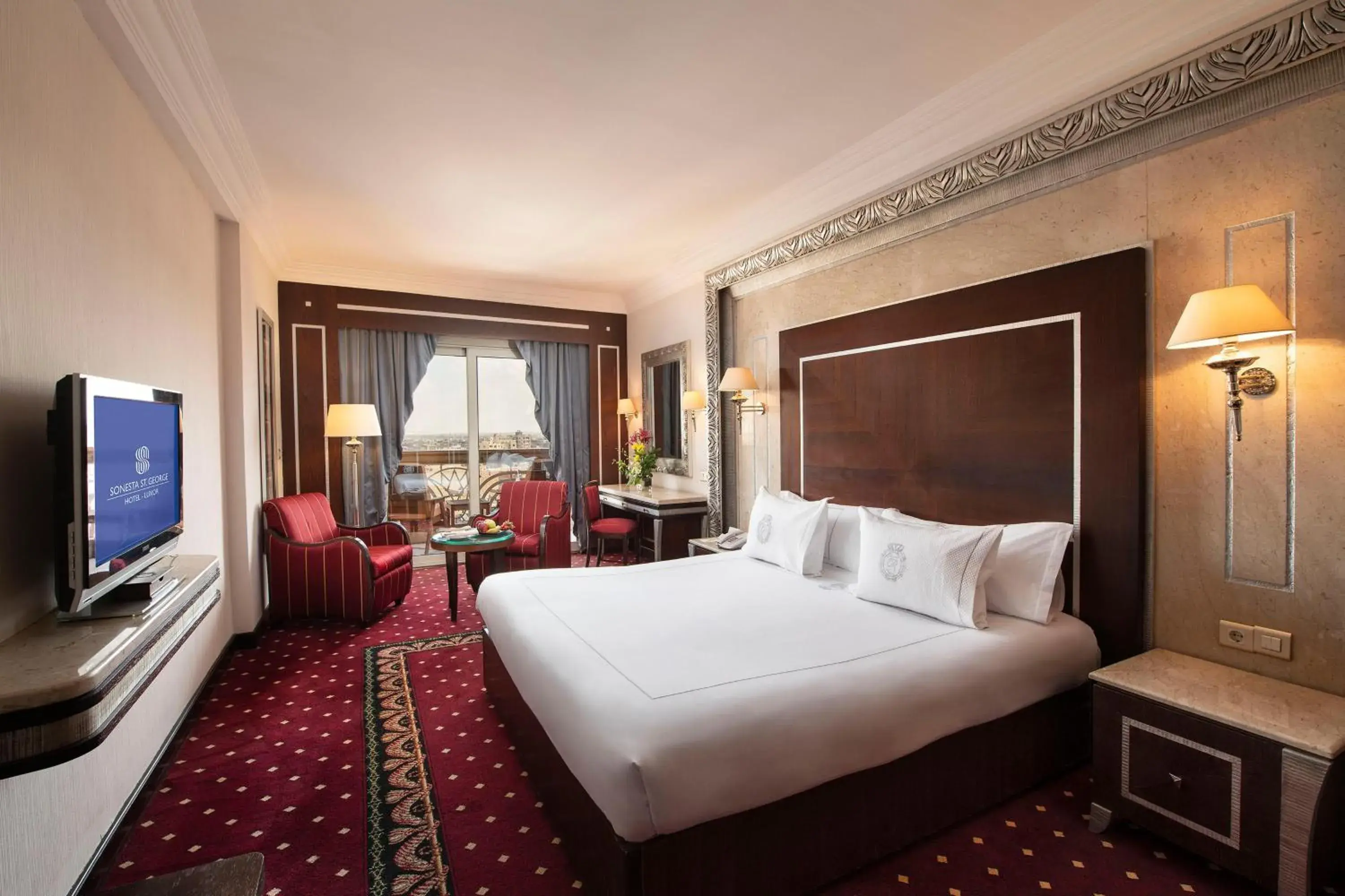 Photo of the whole room, Bed in Sonesta St. George Hotel - Convention Center Photo of the whole room, Bed in Sonesta St. George Hotel - Convention Center