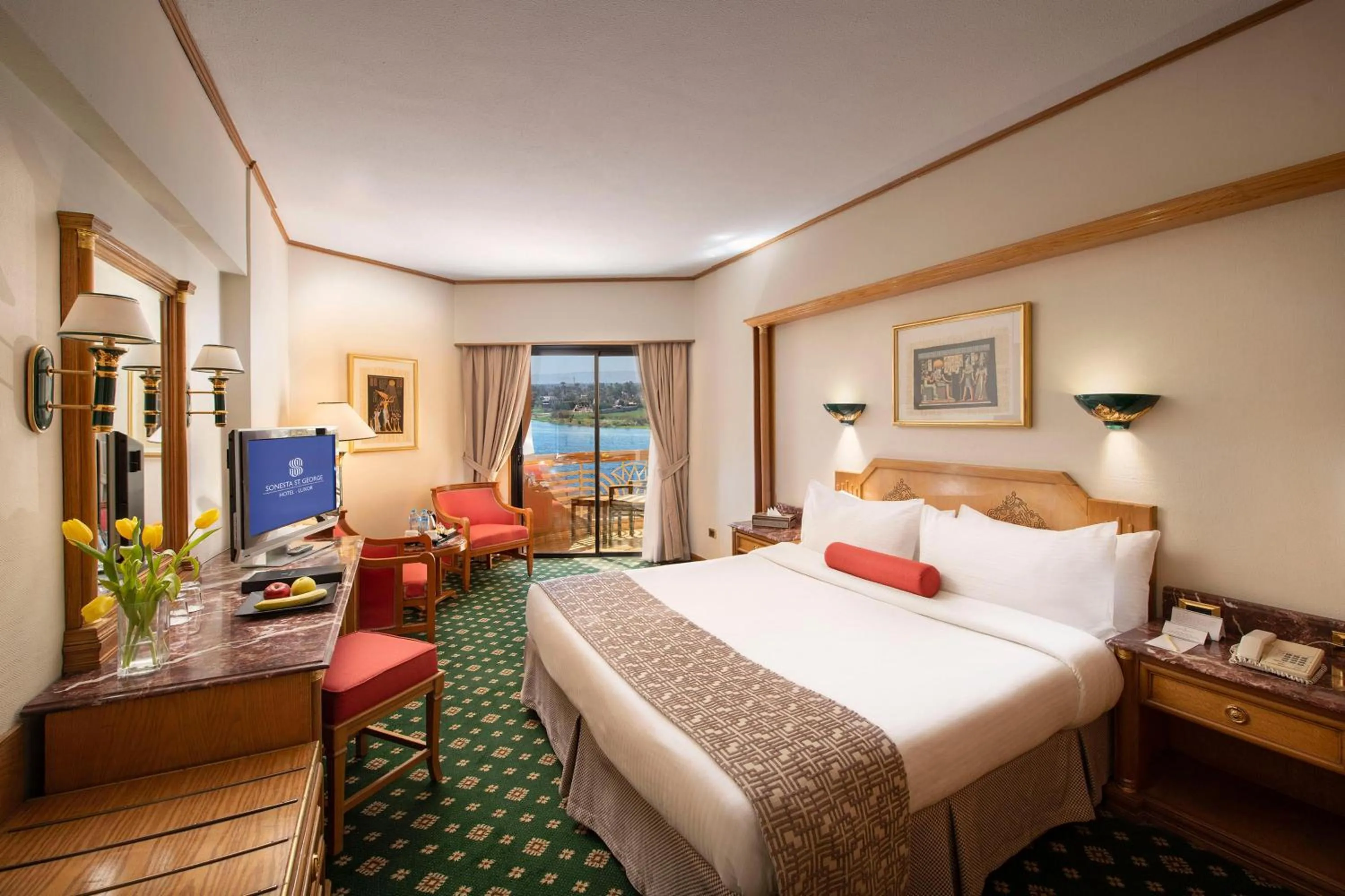 Photo of the whole room, Bed in Sonesta St. George Hotel - Convention Center