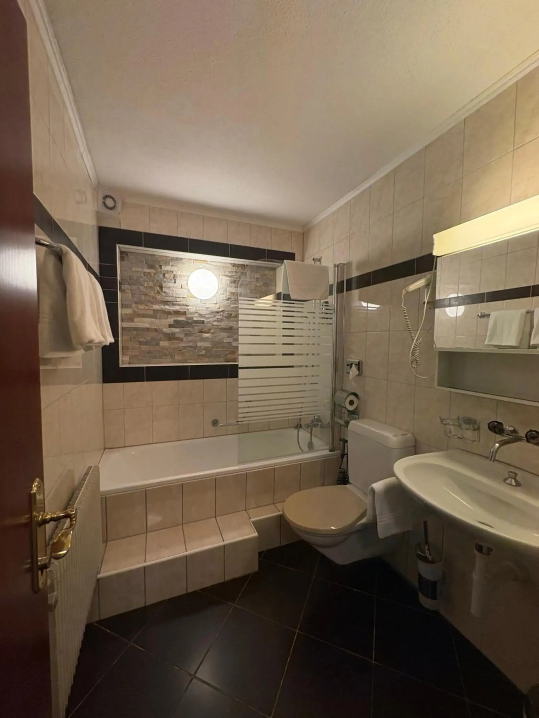 Property building in Esos Hotel Quelle Property building in Esos Hotel Quelle