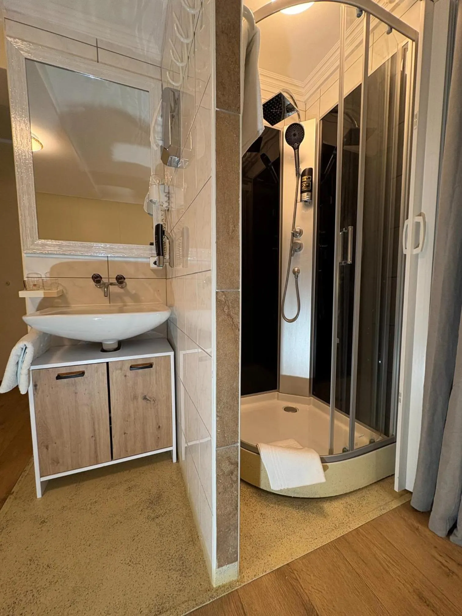 Shower in Esos Hotel Quelle