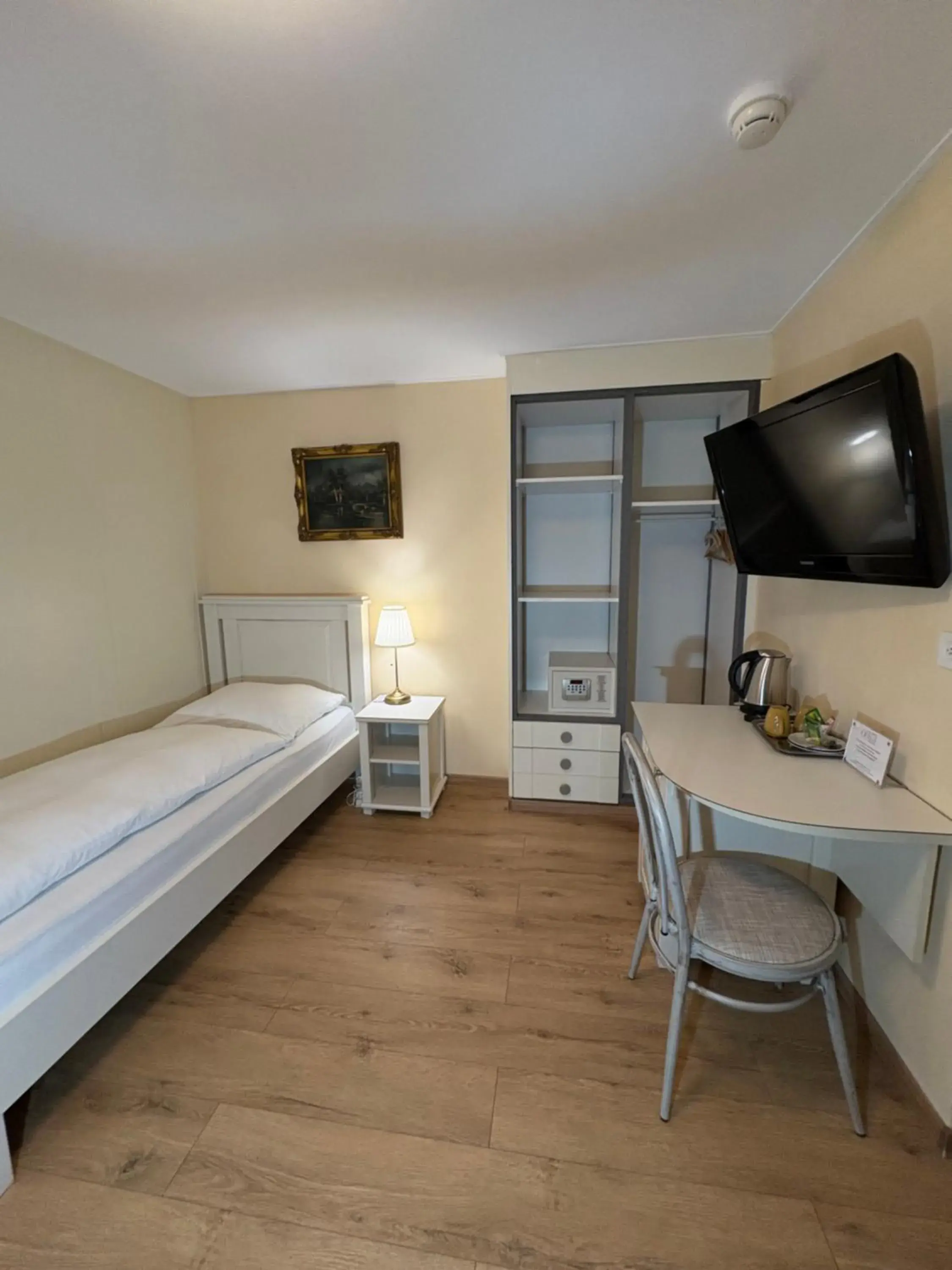 TV and multimedia, Bed in Esos Hotel Quelle TV and multimedia, Bed in Esos Hotel Quelle