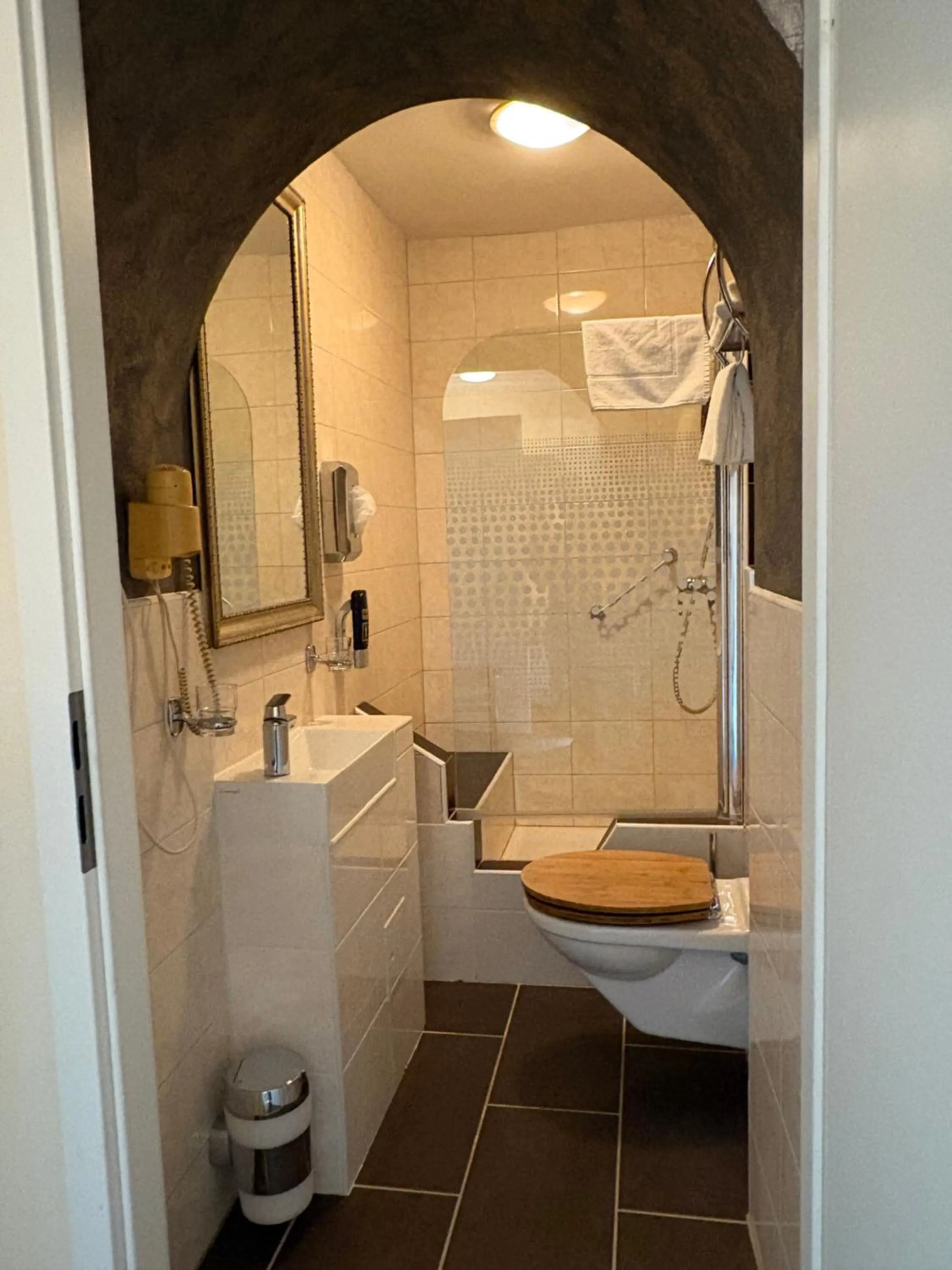 Shower in Esos Hotel Quelle