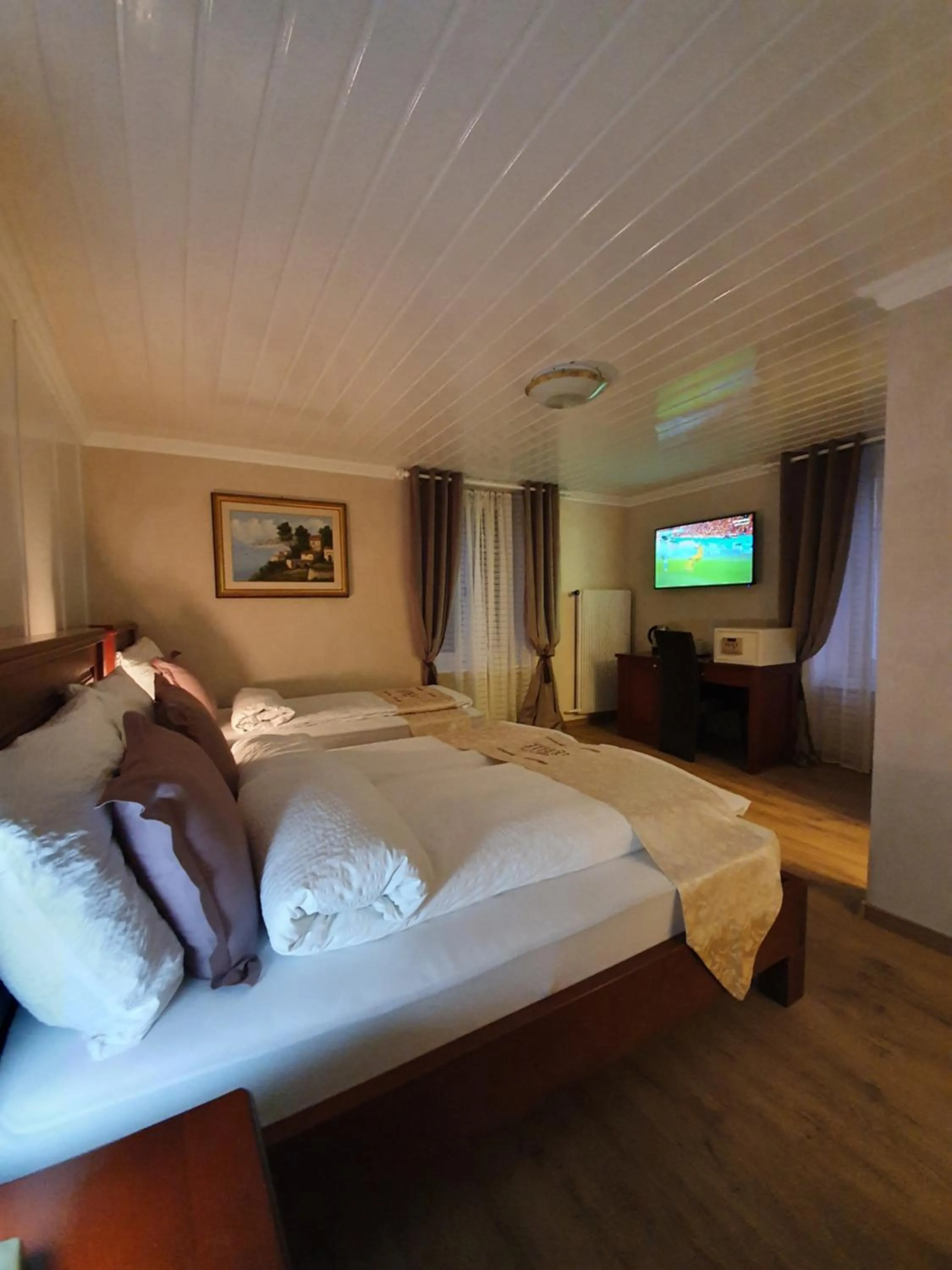 Photo of the whole room, Bed in Esos Hotel Quelle