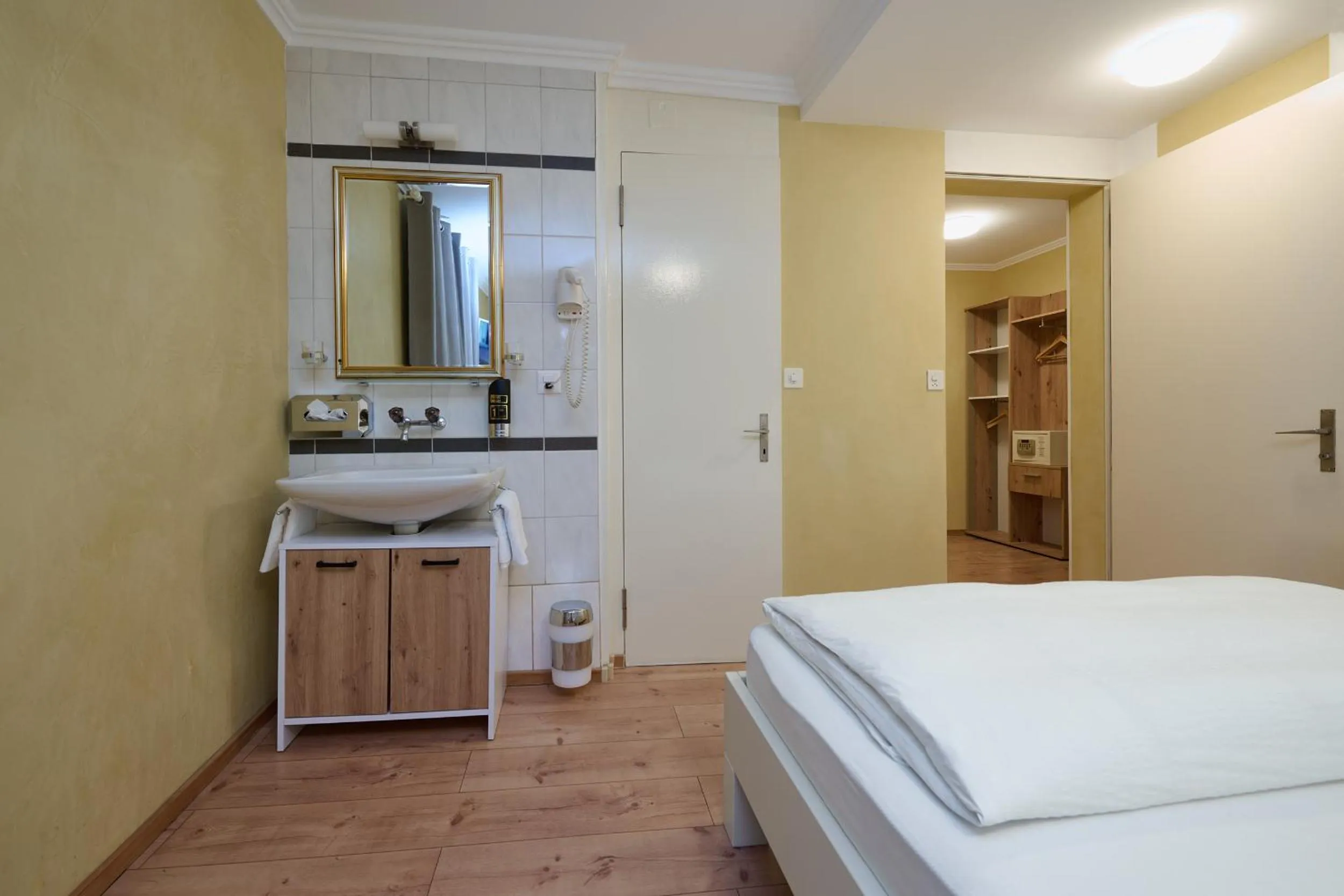 Photo of the whole room, Bed in Esos Hotel Quelle