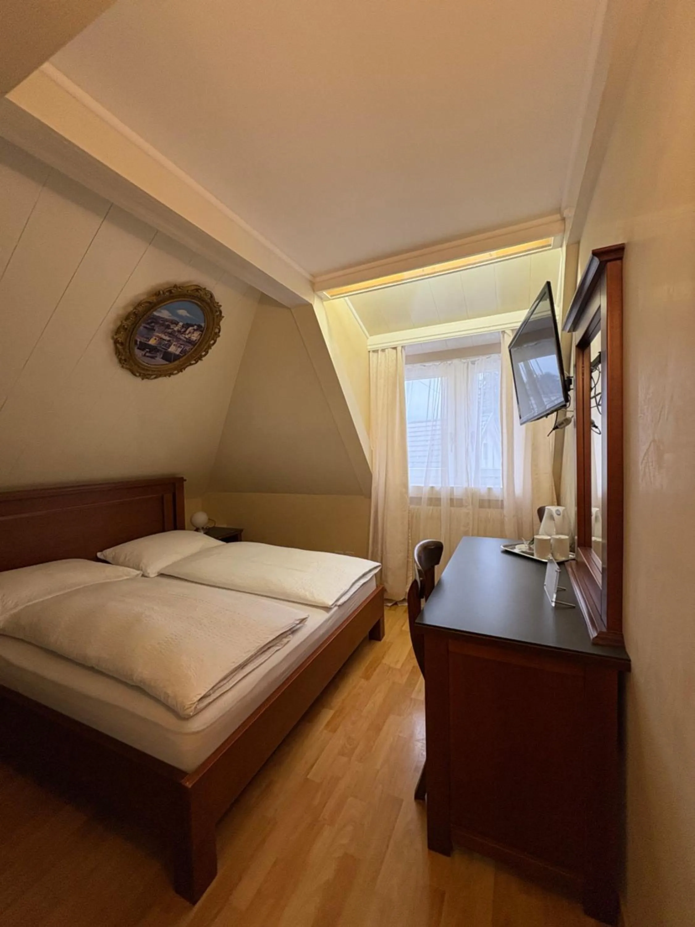 Property building, Bed in Esos Hotel Quelle