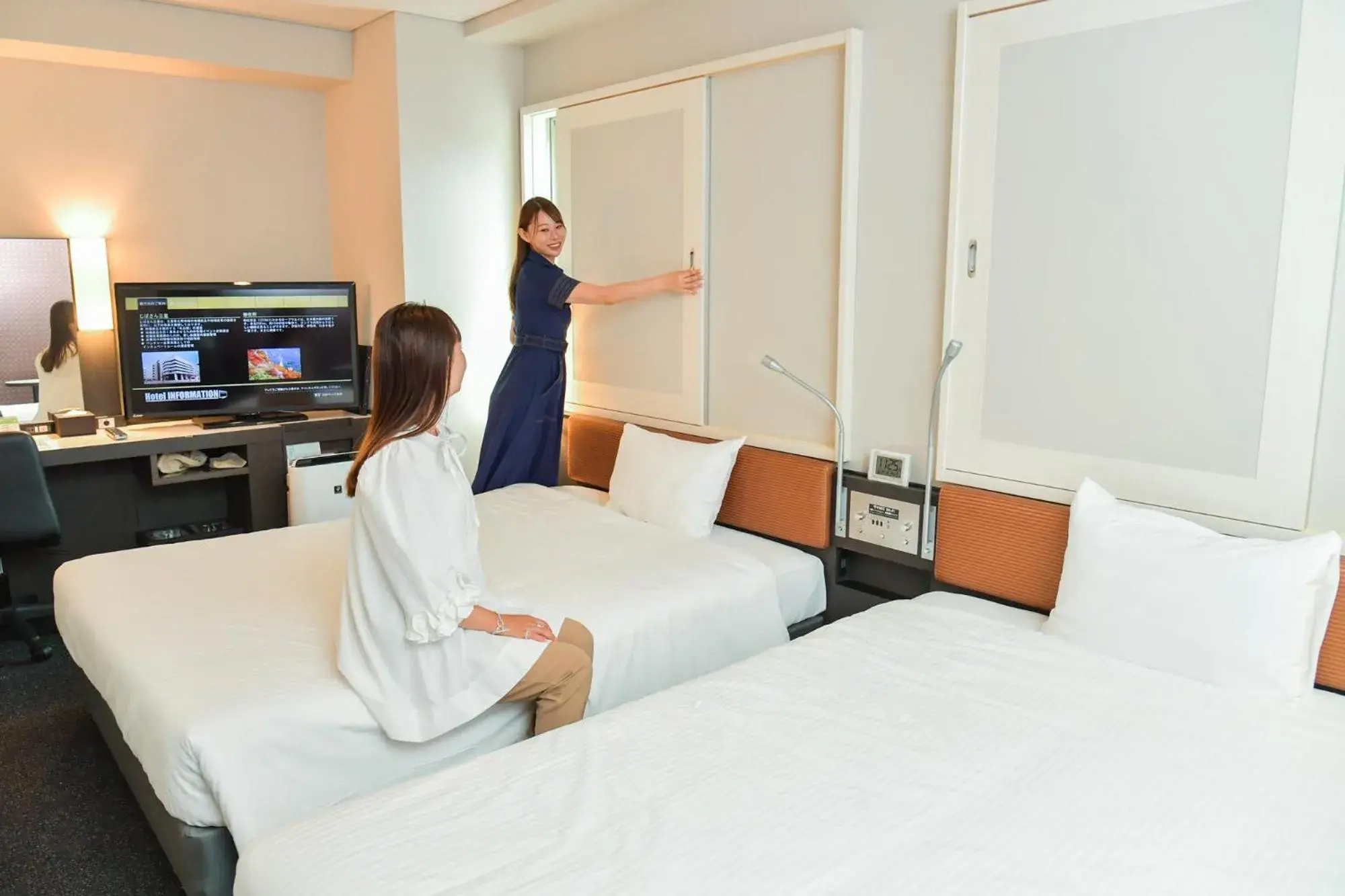 People, Bed in Sanco Inn Yokkaichi Ekimae People, Bed in Sanco Inn Yokkaichi Ekimae