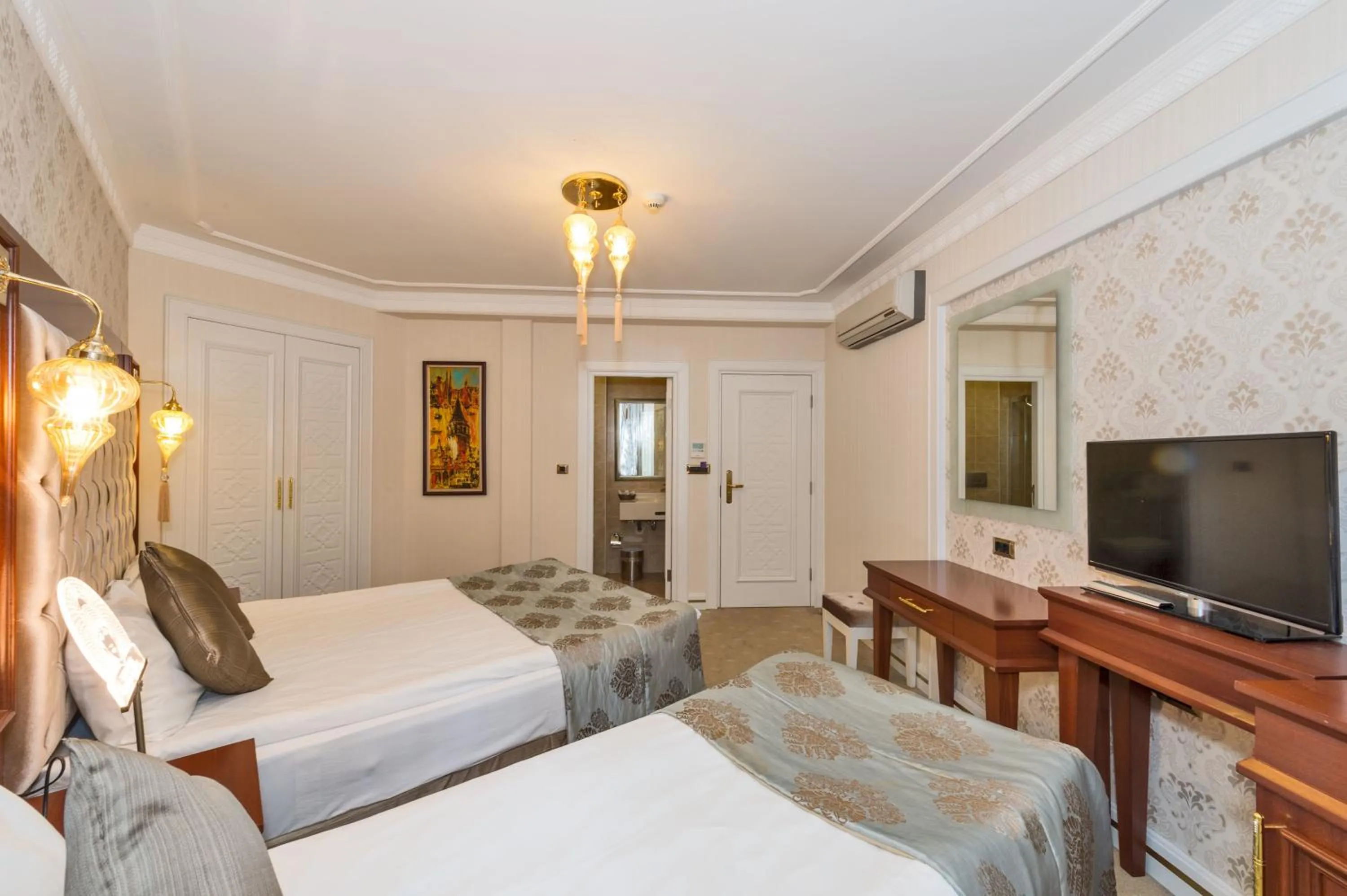 Shower, Bed in The Empress Theodora Hotel