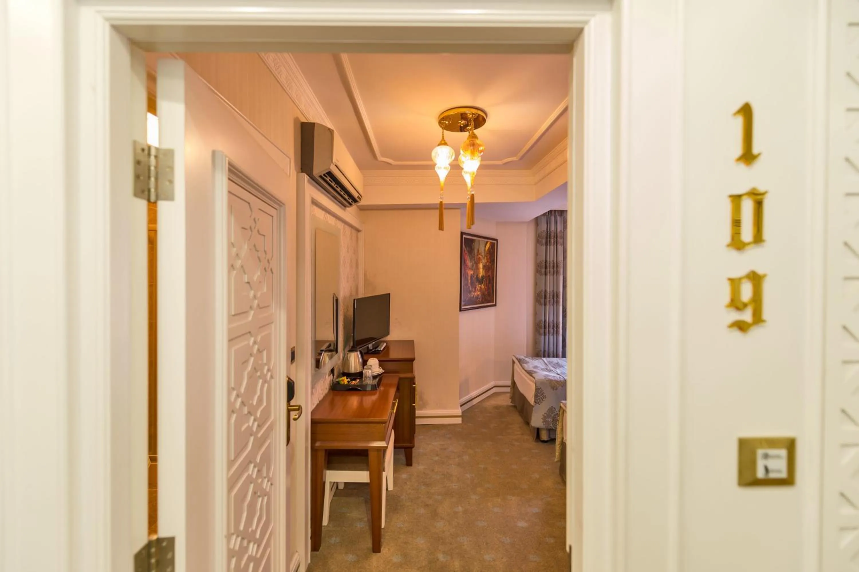 Photo of the whole room, Bed in The Empress Theodora Hotel