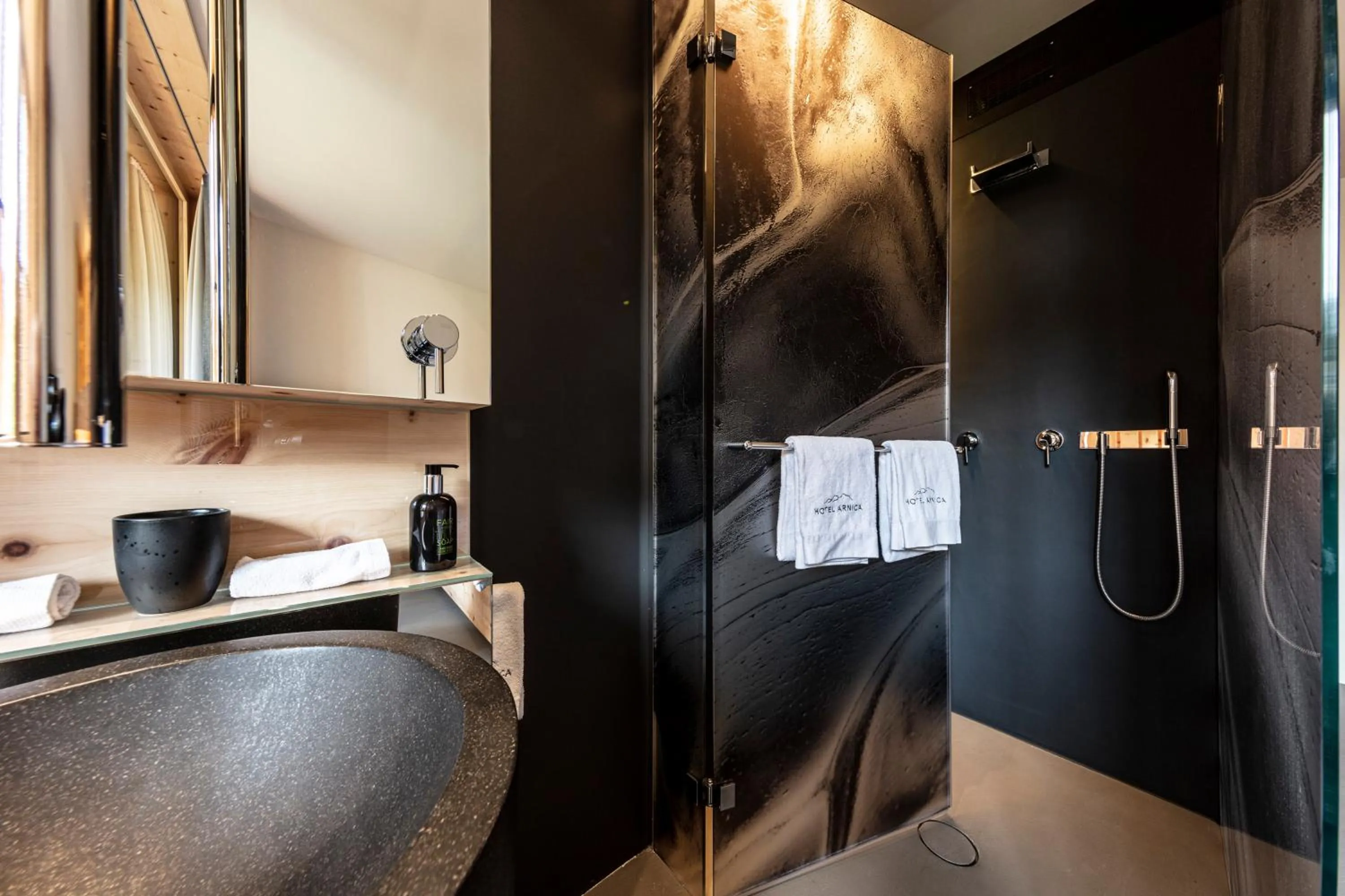 Bathroom in Hotel Arnica Scuol - Adults Only