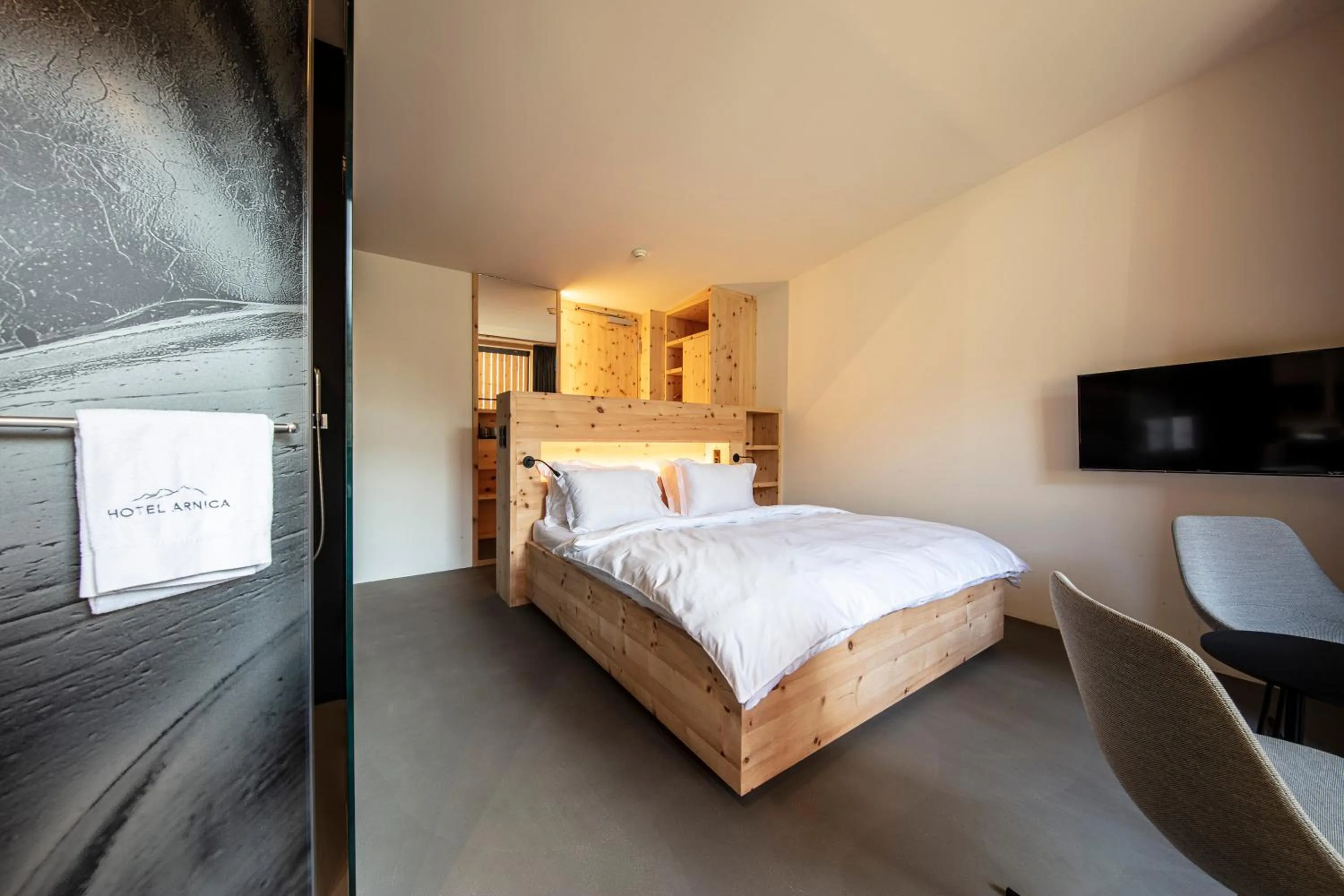 Photo of the whole room, Bed in Hotel Arnica Scuol - Adults Only