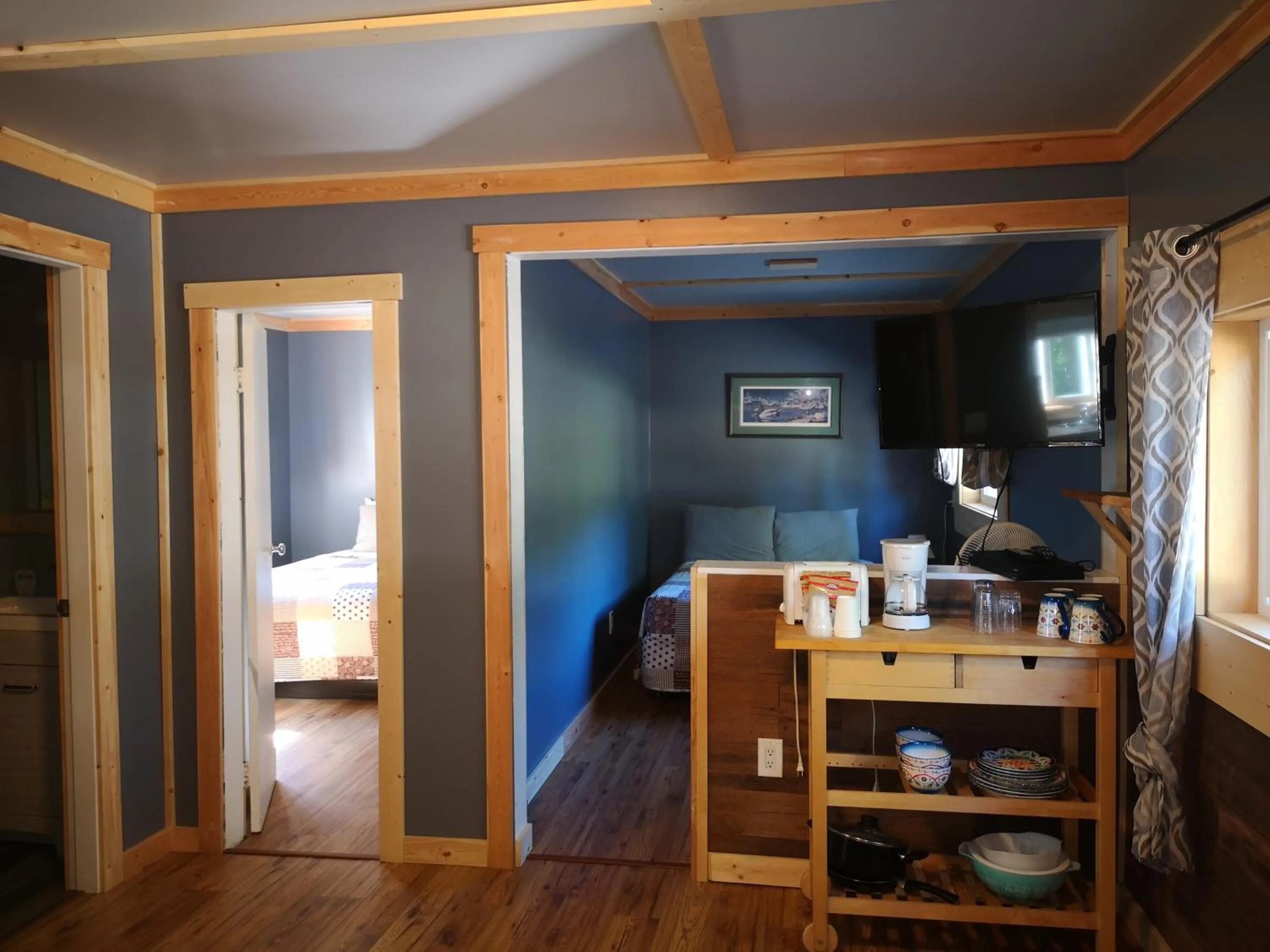 Coffee/tea facilities, Bed in Overlook Inn & Cabins