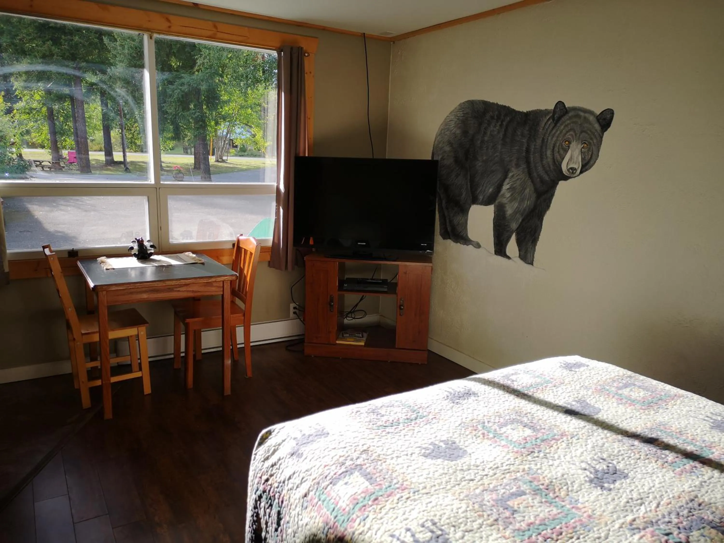 TV and multimedia, Bed in Overlook Inn & Cabins