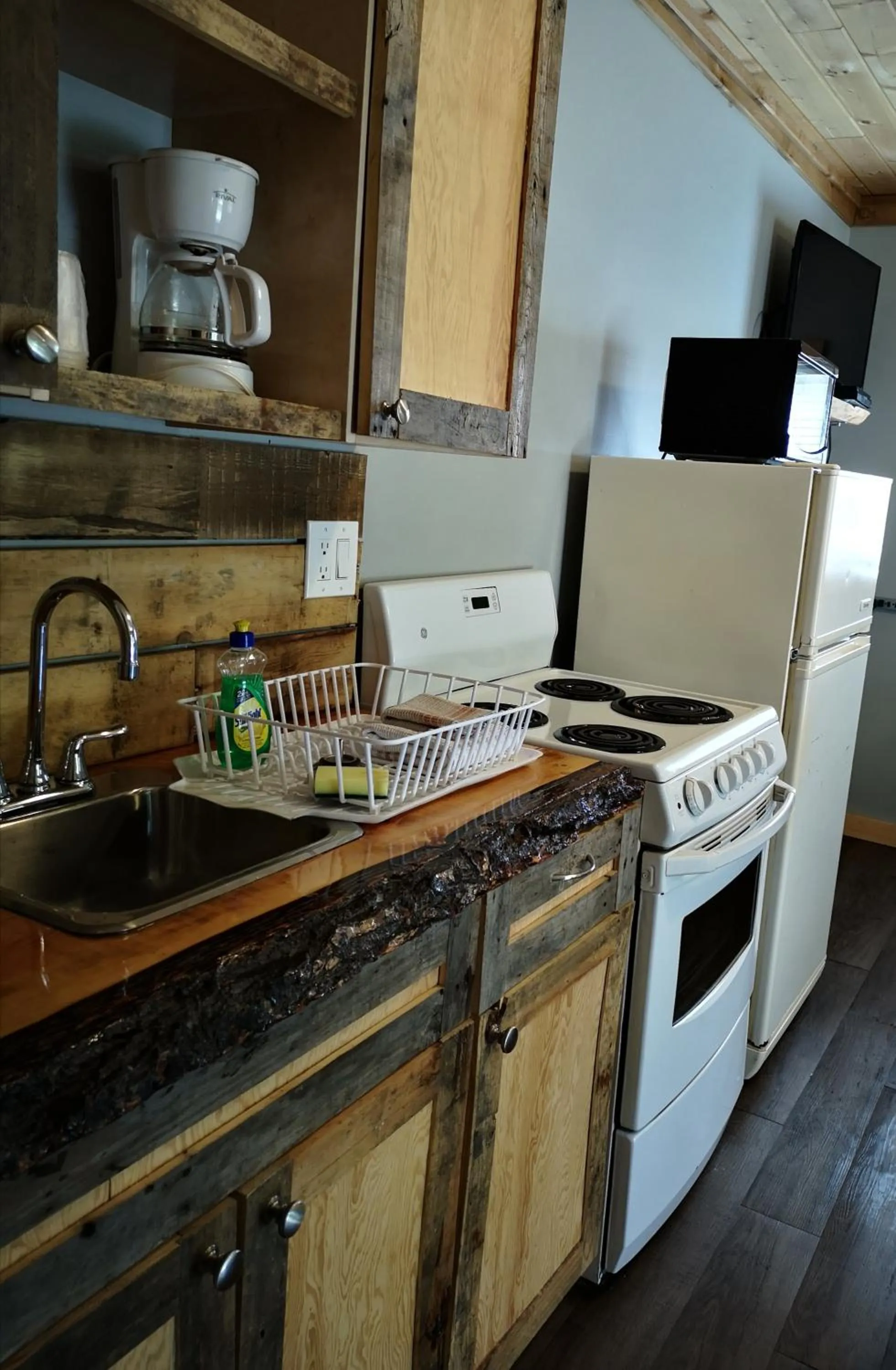 Kitchen or kitchenette in Overlook Inn & Cabins