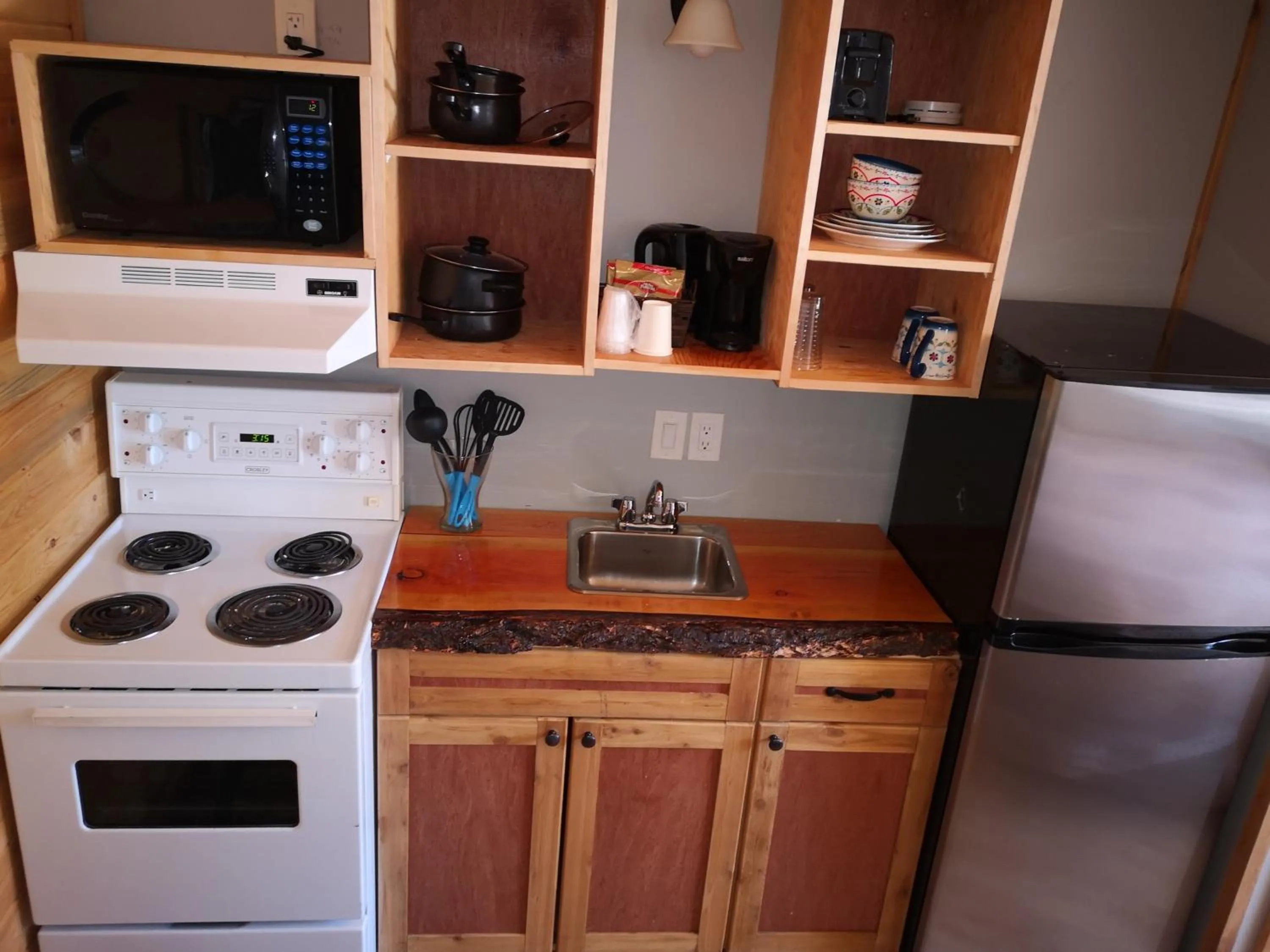 Kitchen or kitchenette in Overlook Inn & Cabins