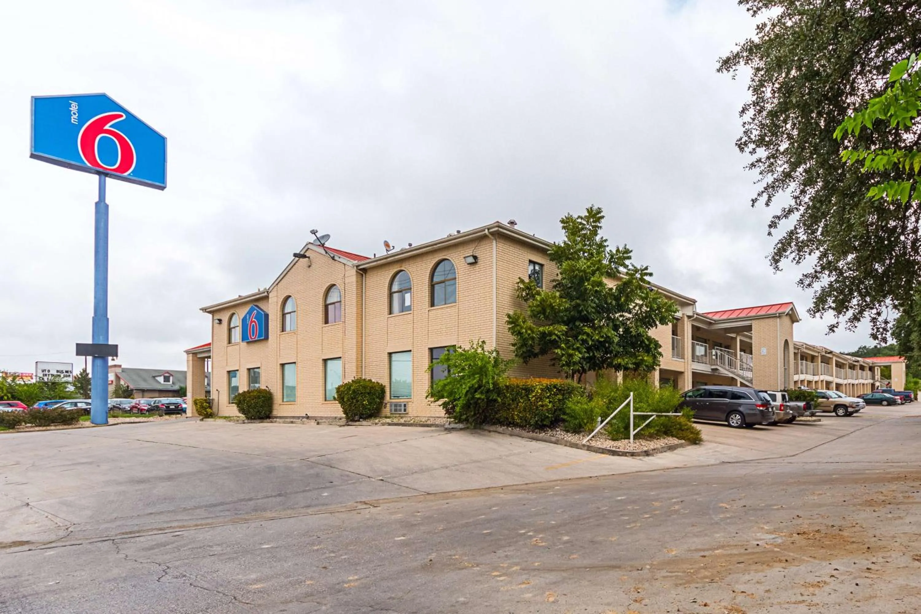 Property building in Motel 6-San Antonio, TX - Fiesta Trails