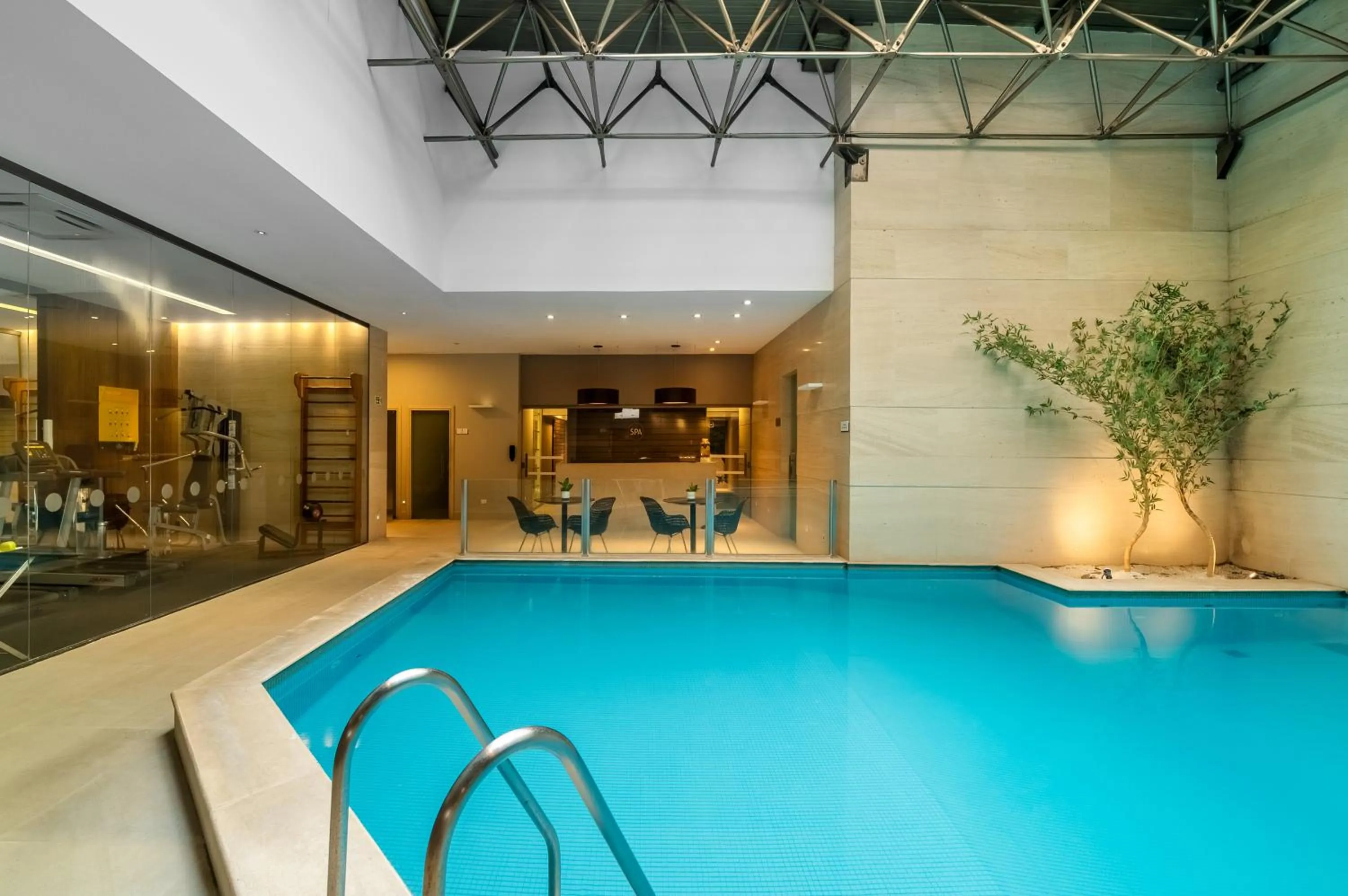 Swimming pool in Bourbon Hotel & Suites Curitiba