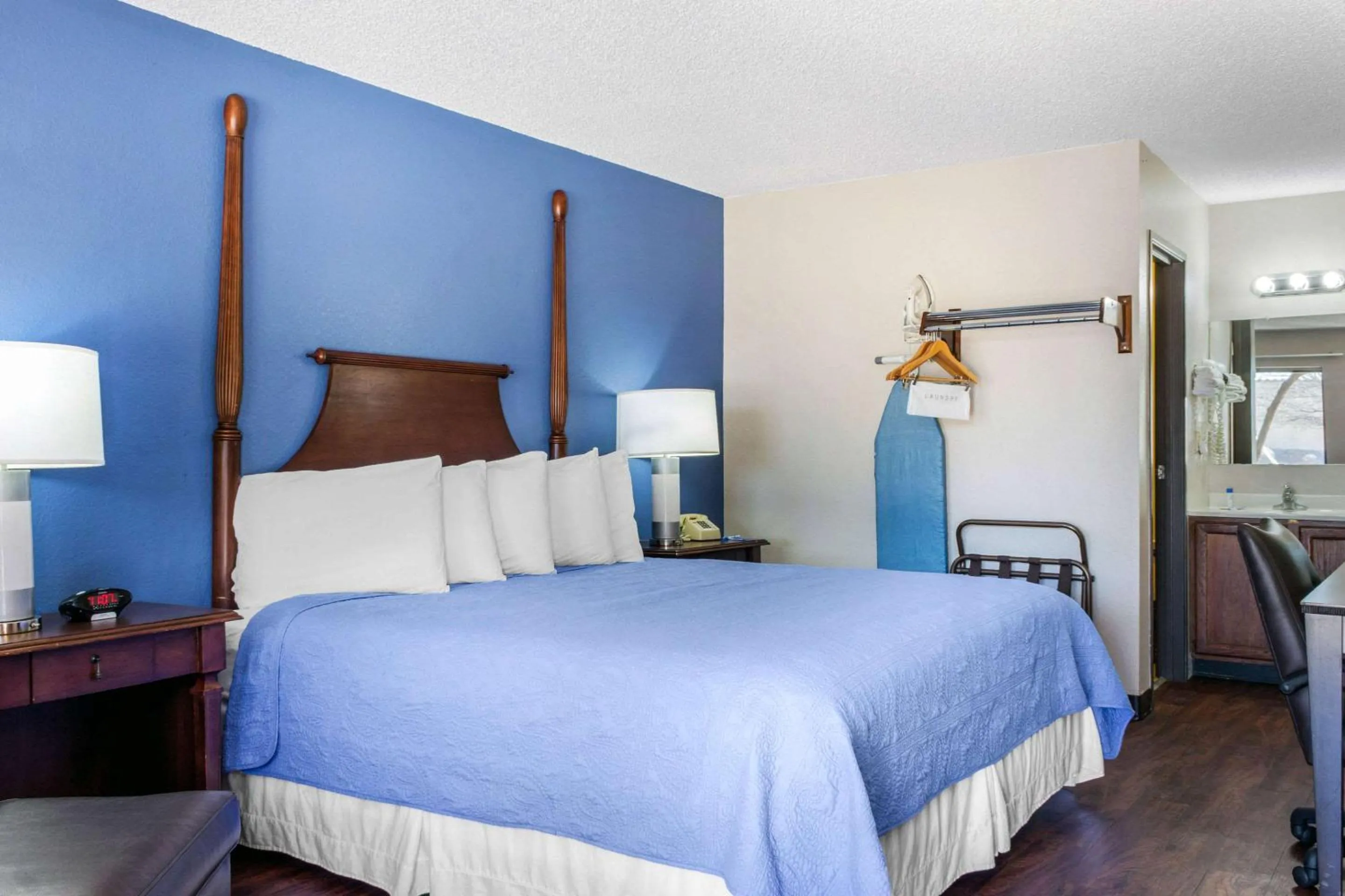Bedroom, Bed in Rodeway Inn near Ft Huachuca
