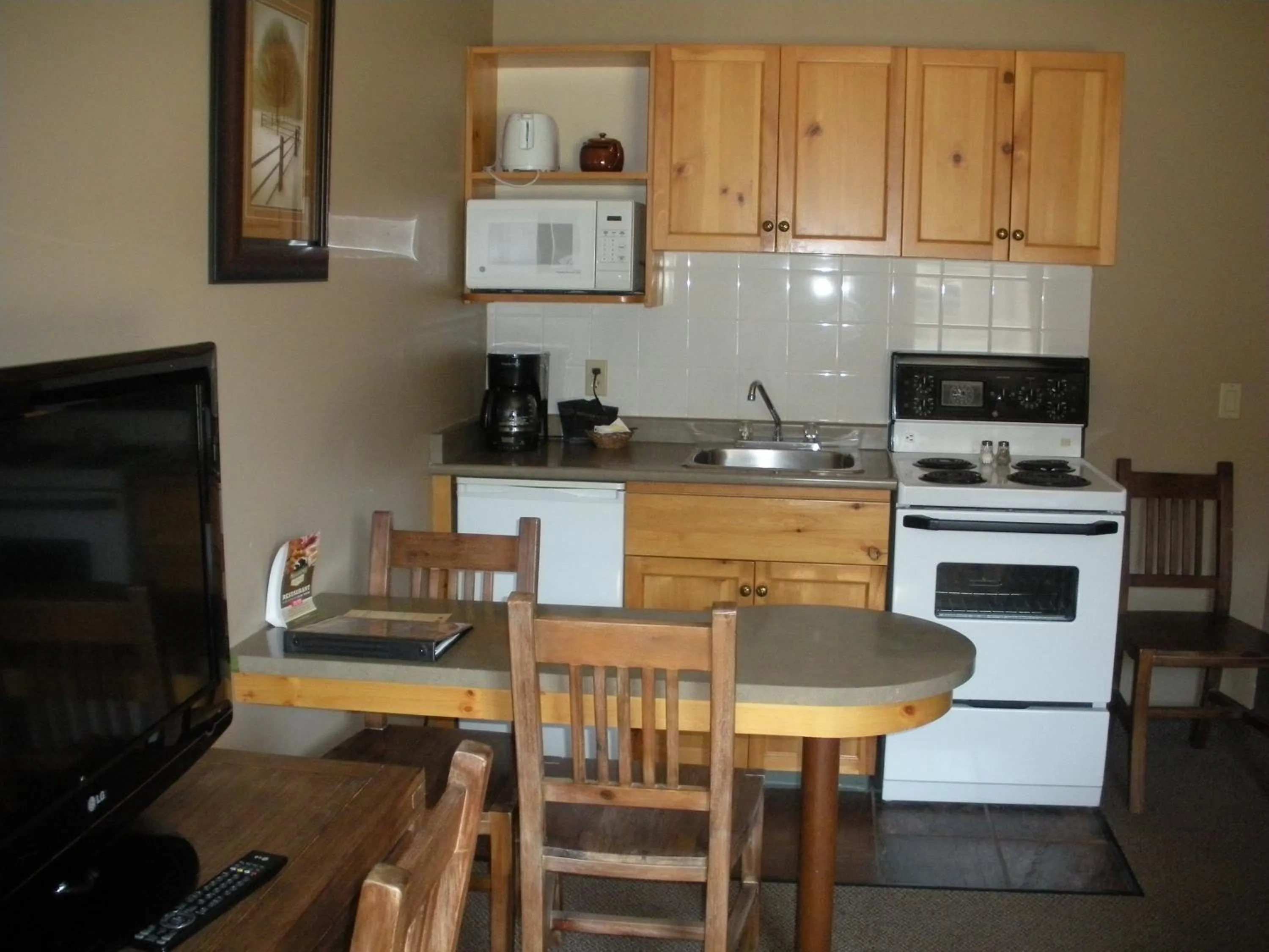 Kitchen or kitchenette in Maligne Lodge