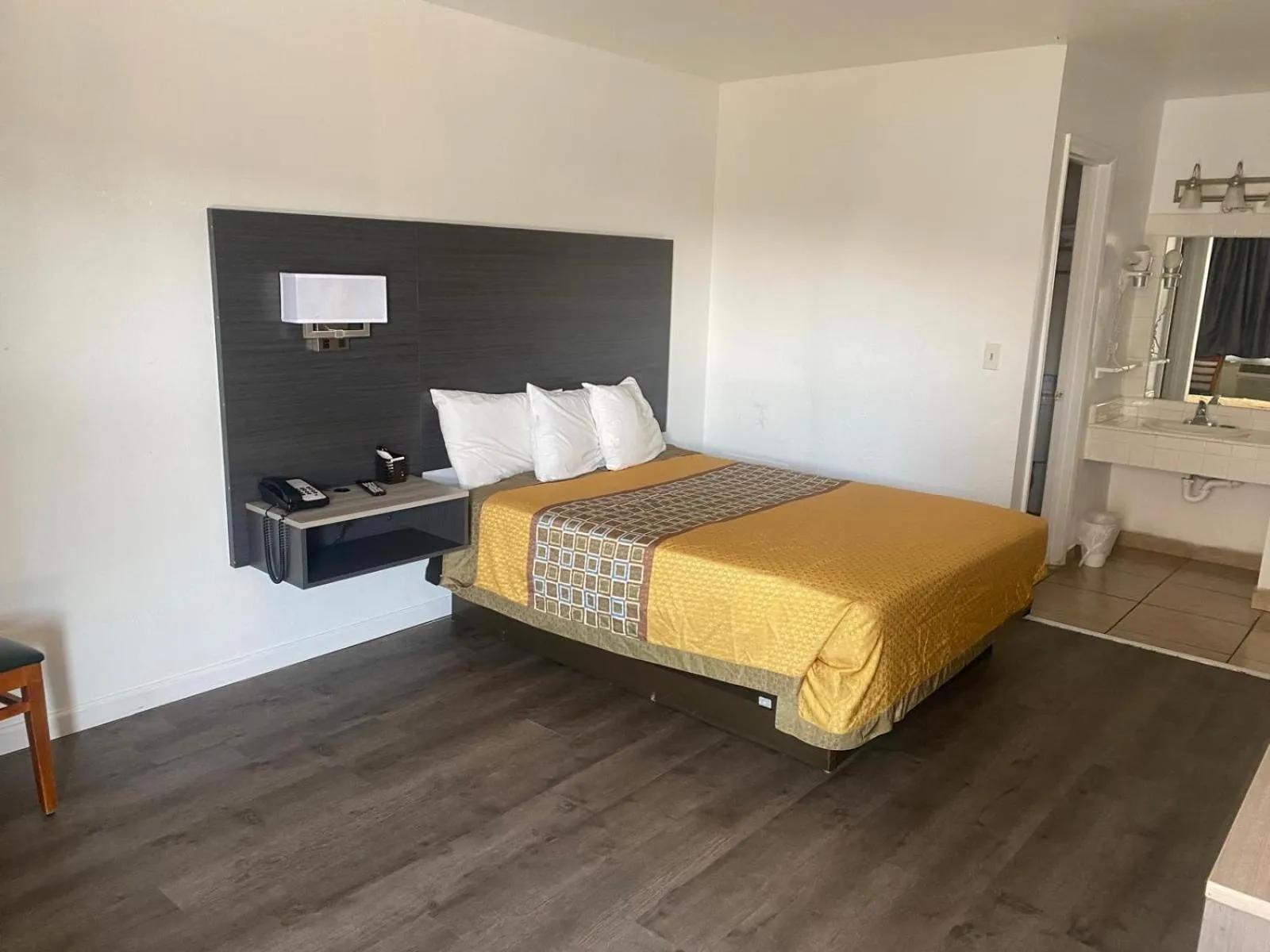 Bed in Windsor Inn Lake Havasu City